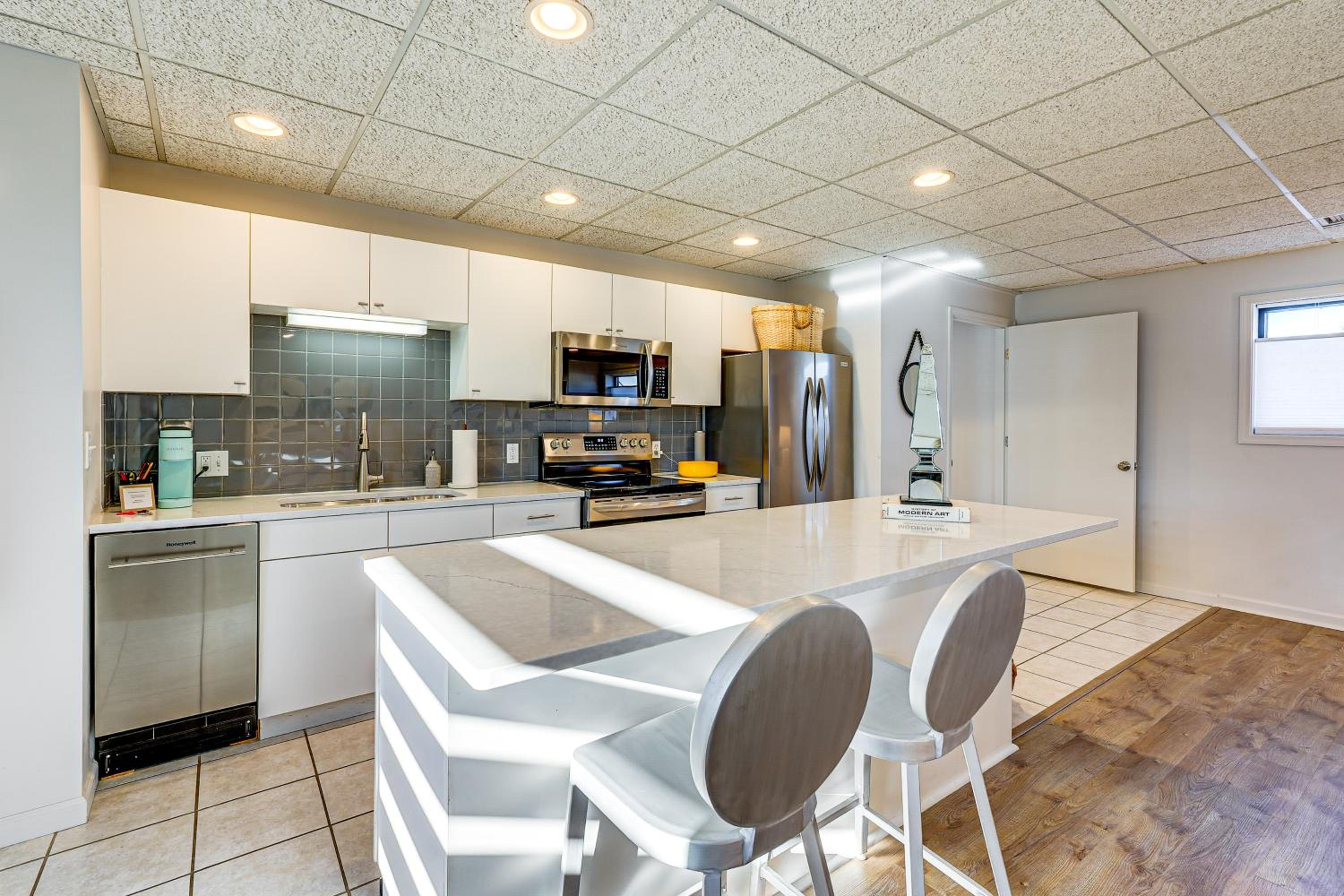Between Restaurant and Brewery! Chic Perrysburg Apt