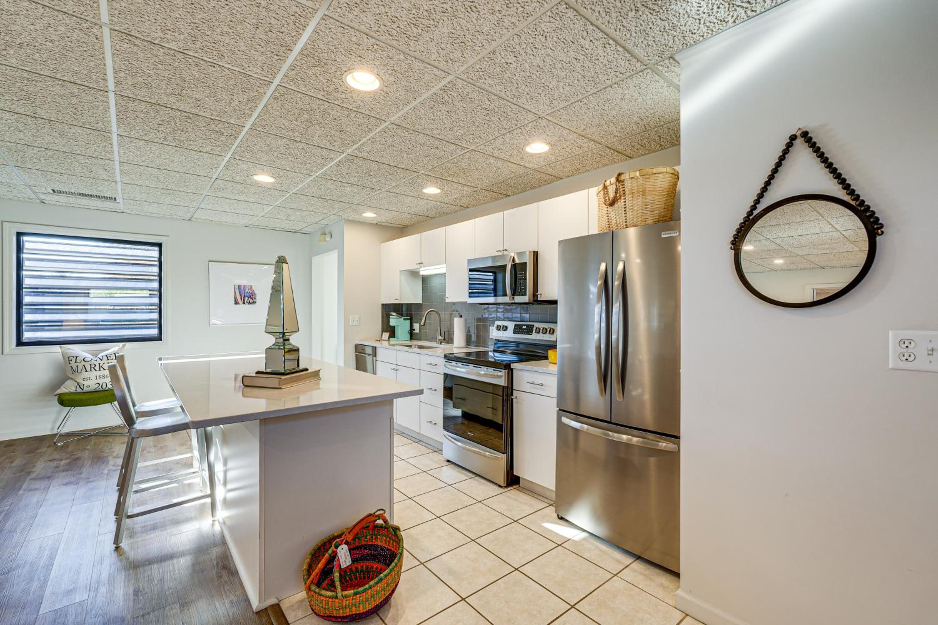 Between Restaurant and Brewery! Chic Perrysburg Apt