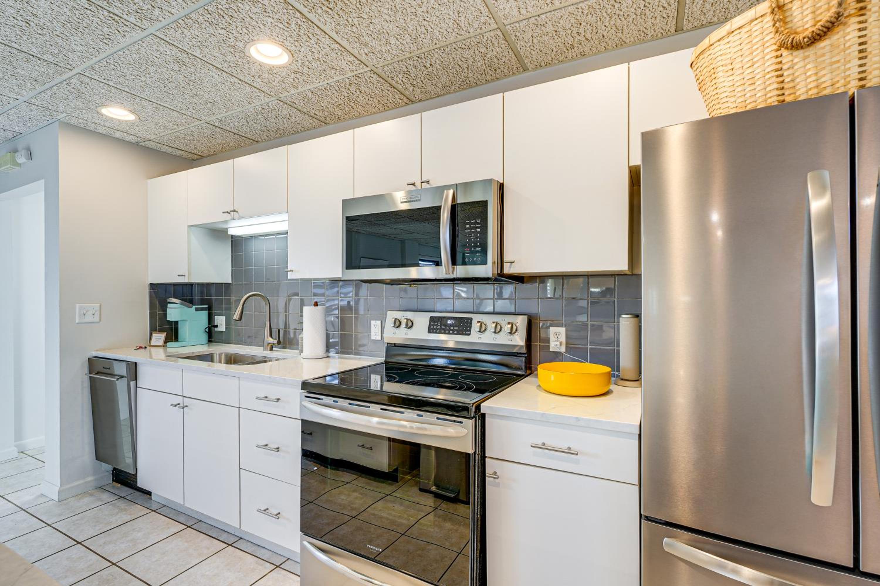 Between Restaurant and Brewery! Chic Perrysburg Apt