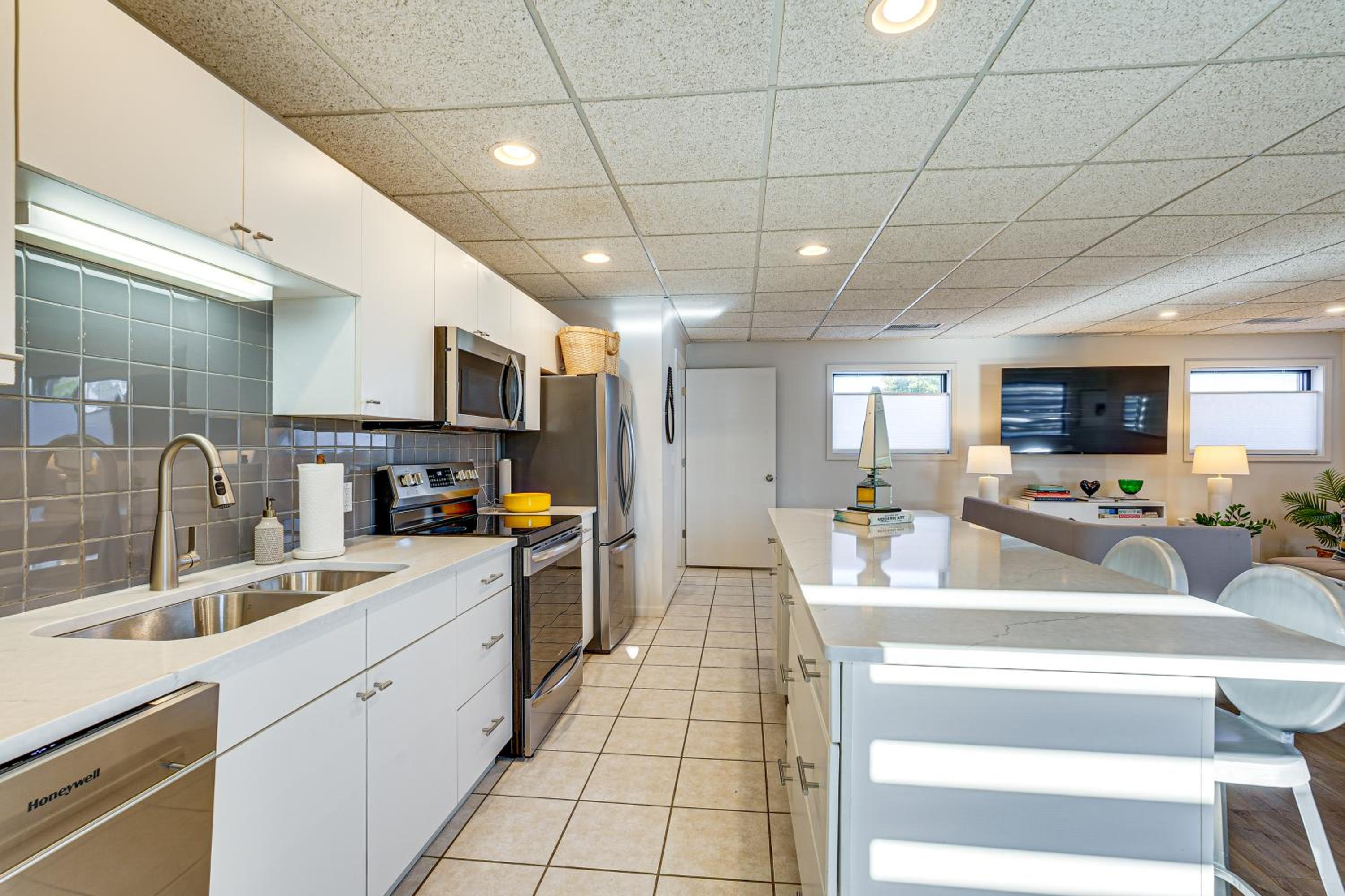 Between Restaurant and Brewery! Chic Perrysburg Apt