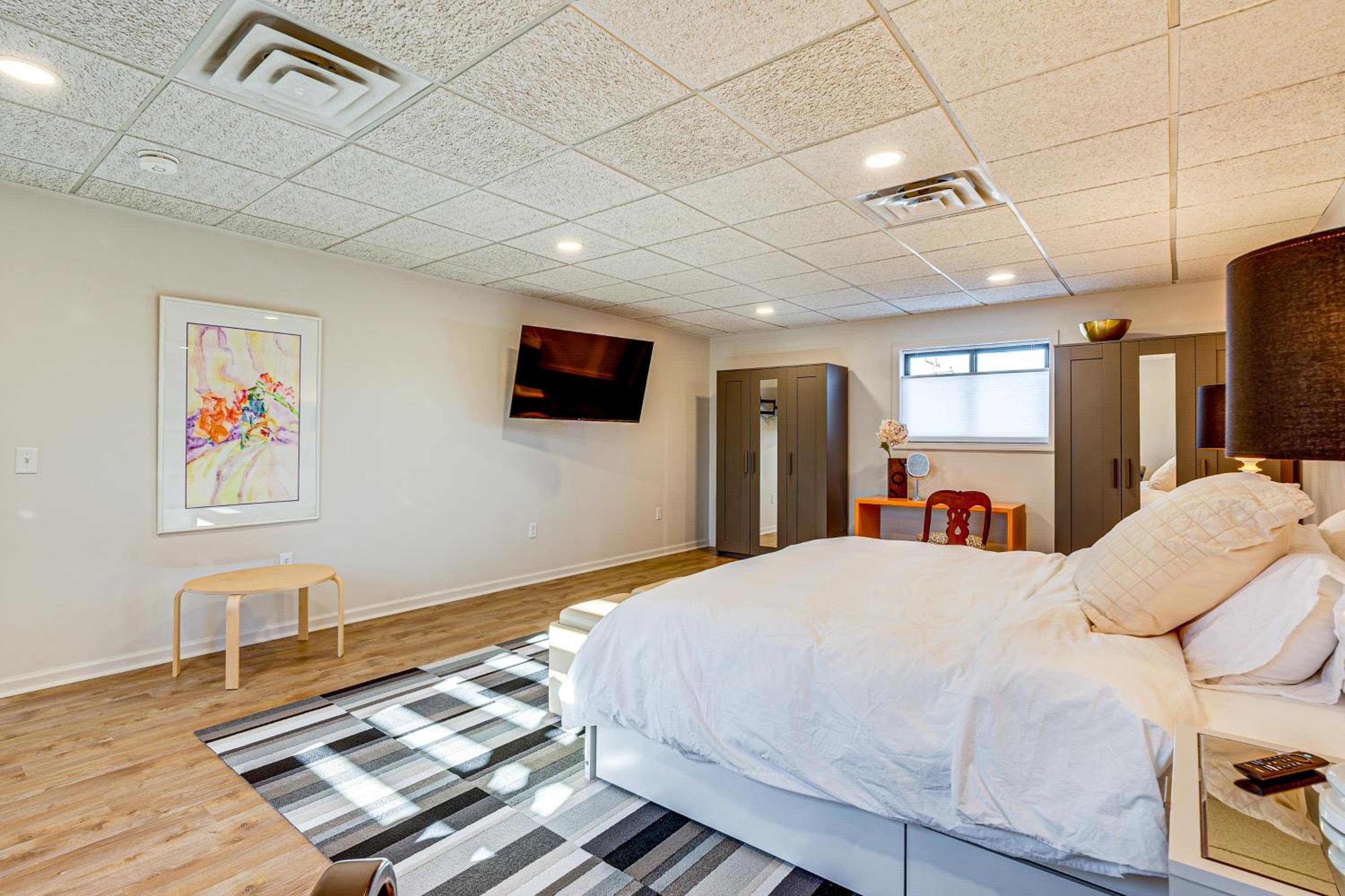 Between Restaurant and Brewery! Chic Perrysburg Apt