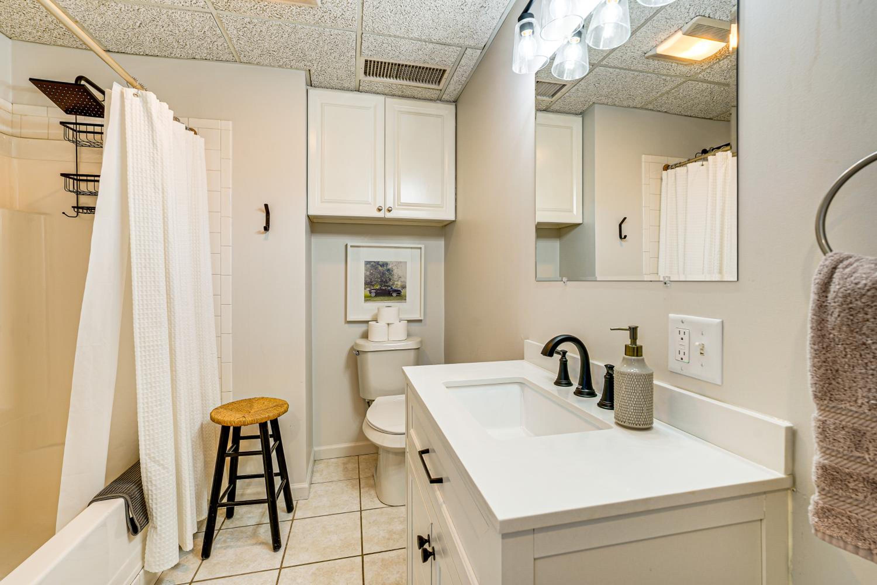 Between Restaurant and Brewery! Chic Perrysburg Apt