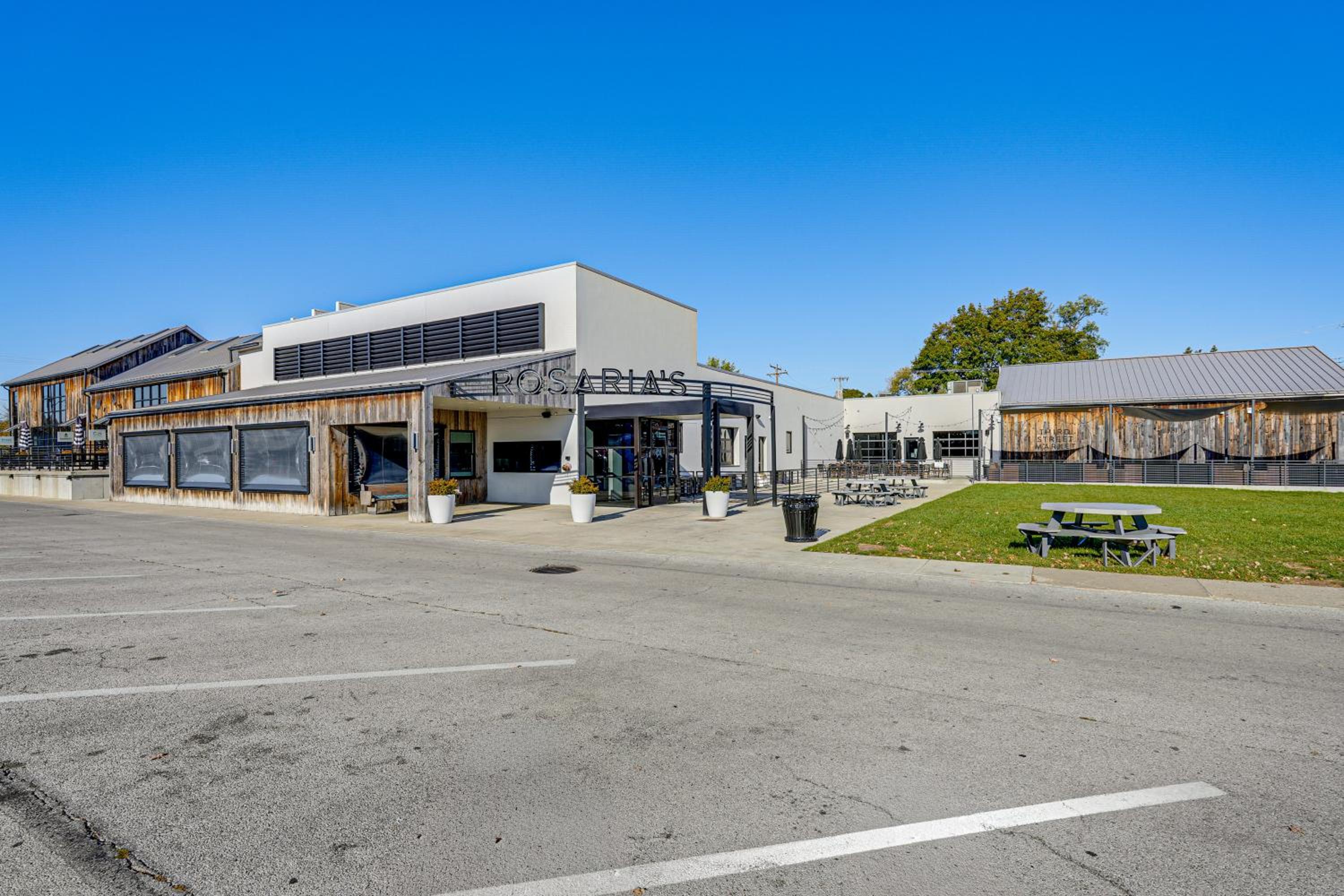 Between Restaurant and Brewery! Chic Perrysburg Apt
