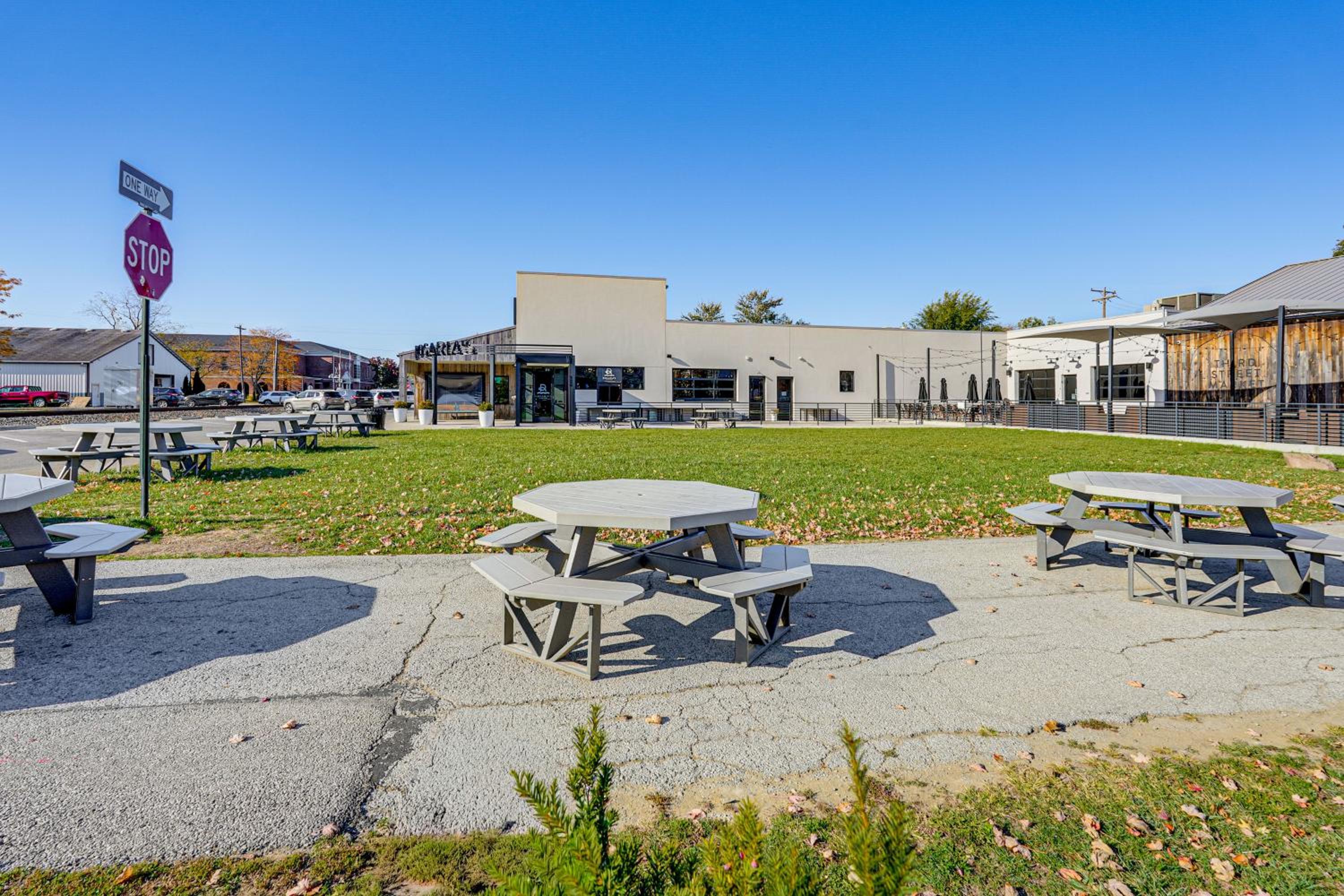 Between Restaurant and Brewery! Chic Perrysburg Apt