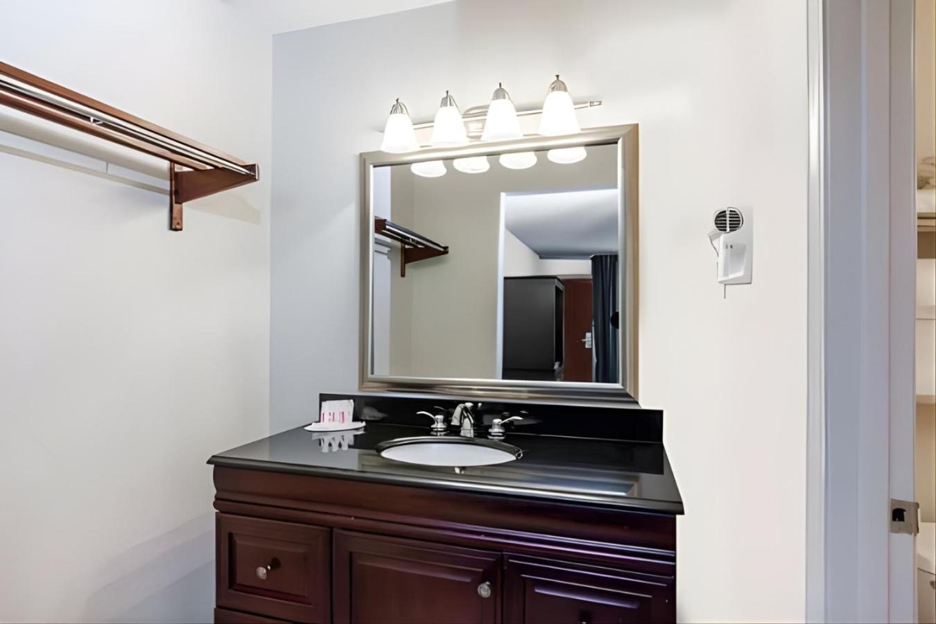 Iberia House & Suites