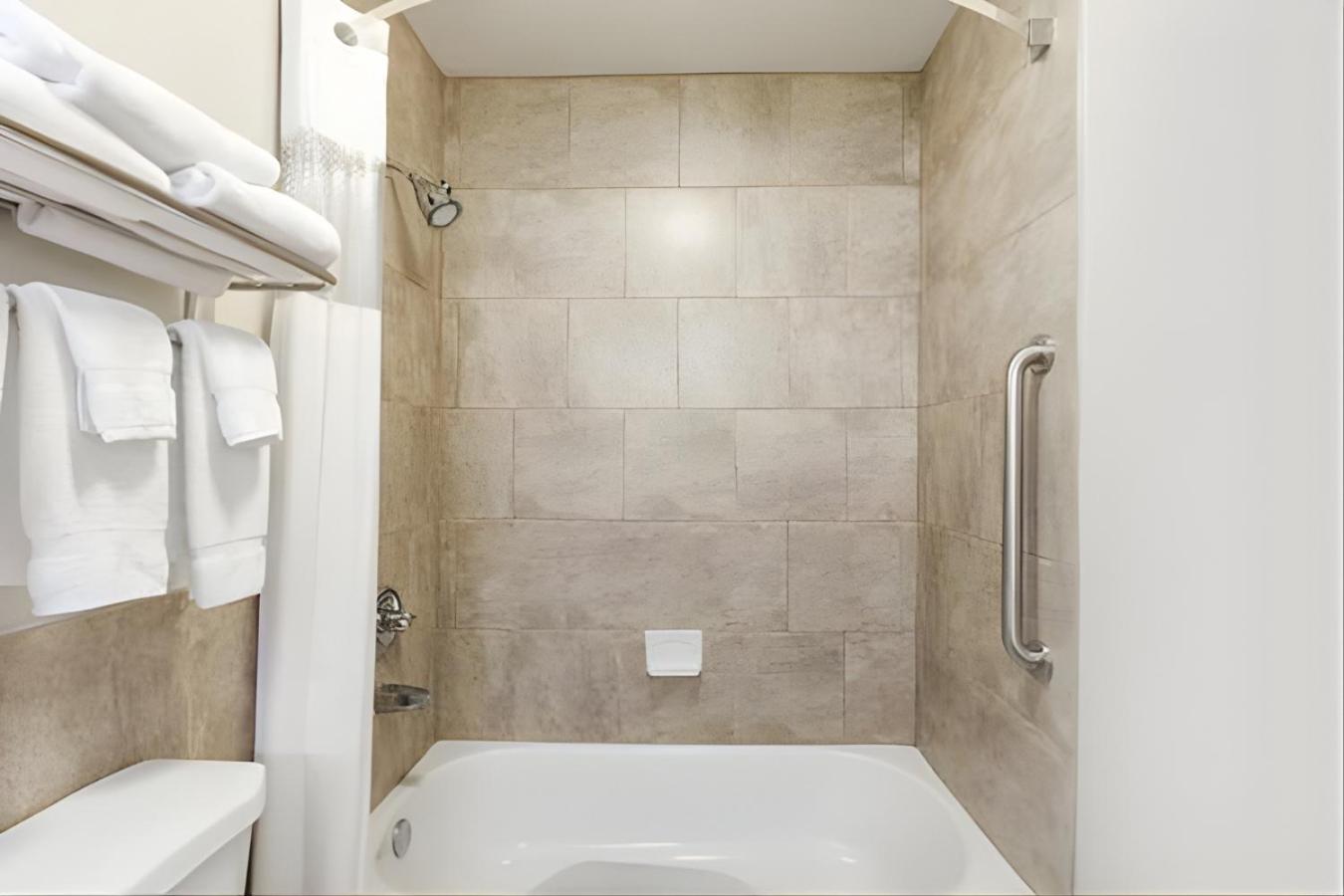 Iberia House & Suites