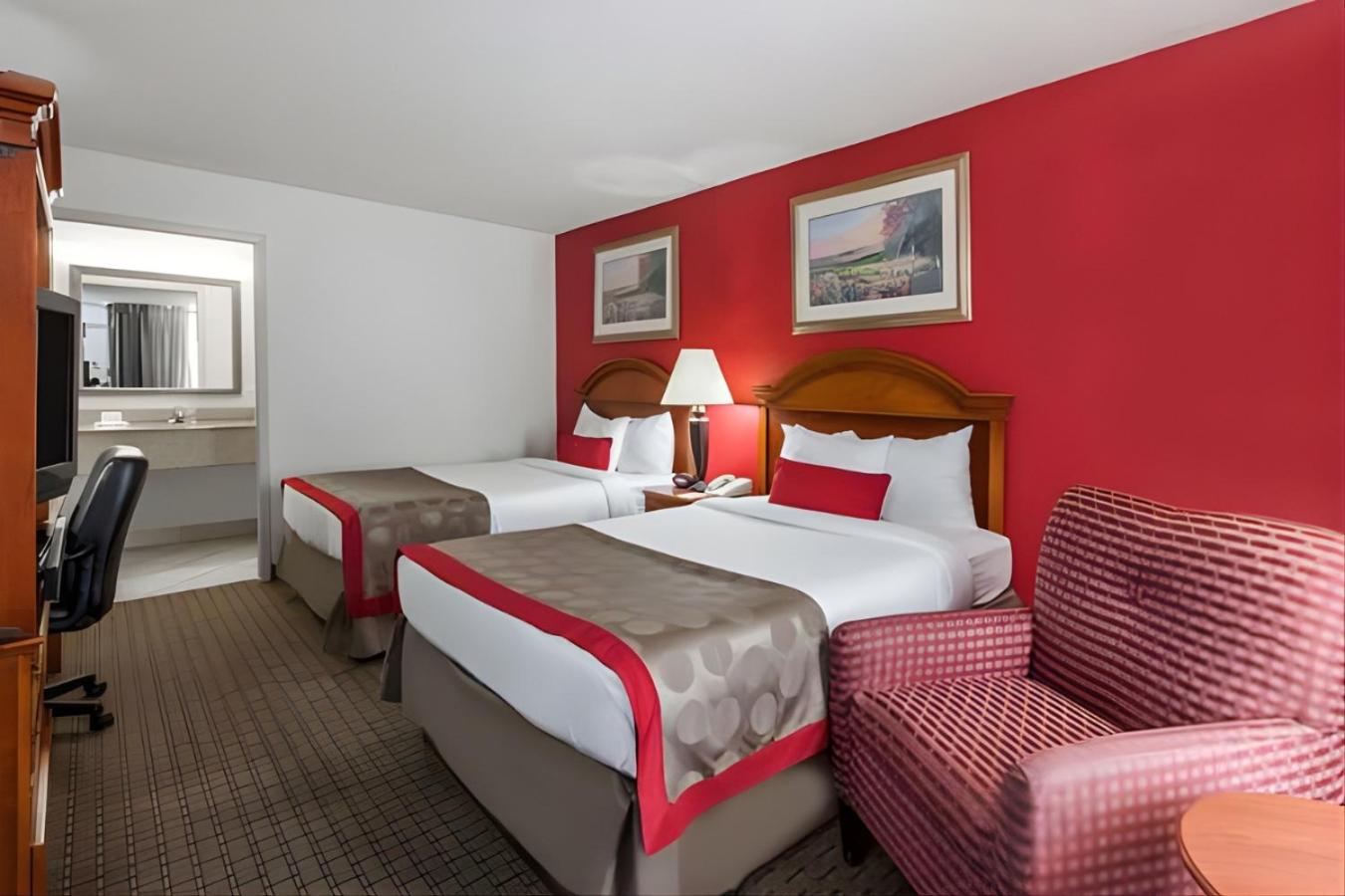 Iberia House & Suites