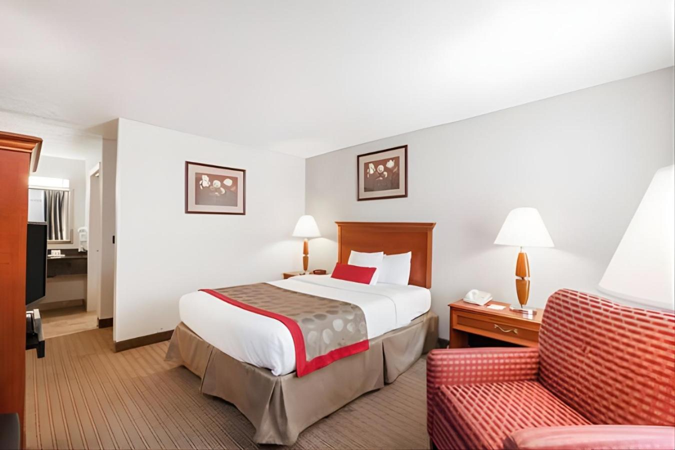 Iberia House & Suites