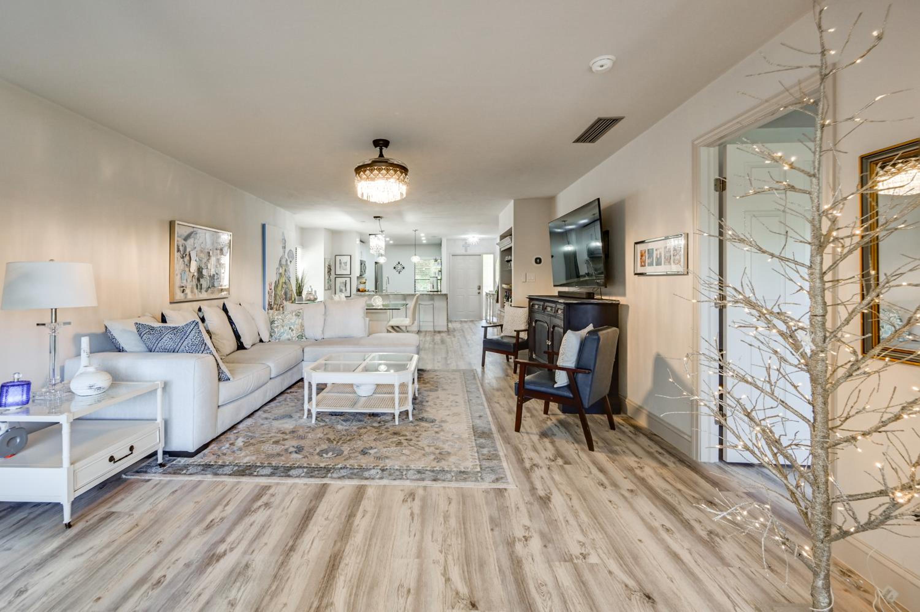 4 Mi to Beach! Naples Snowbird Nest with Pool Access