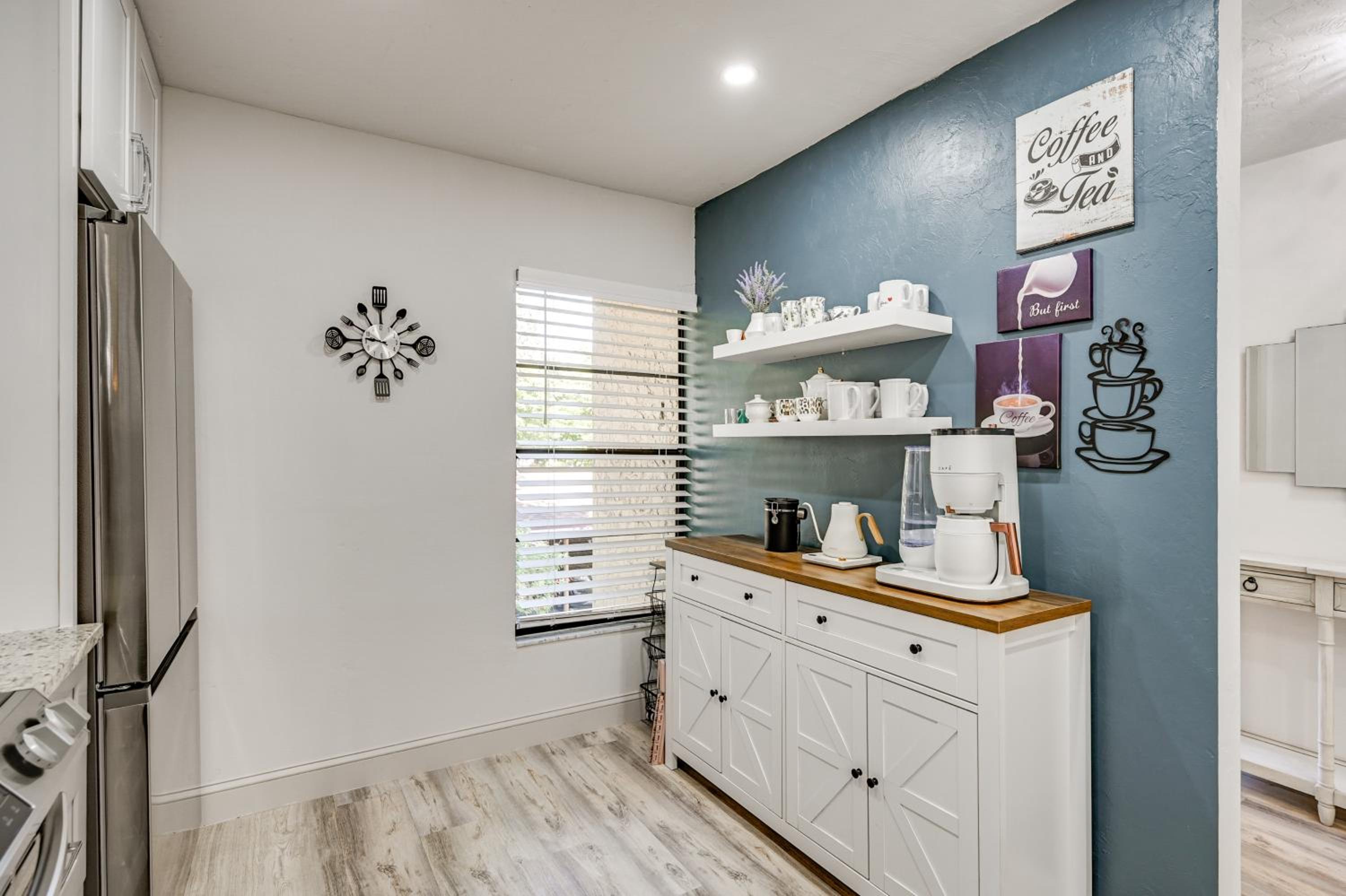 4 Mi to Beach! Naples Snowbird Nest with Pool Access