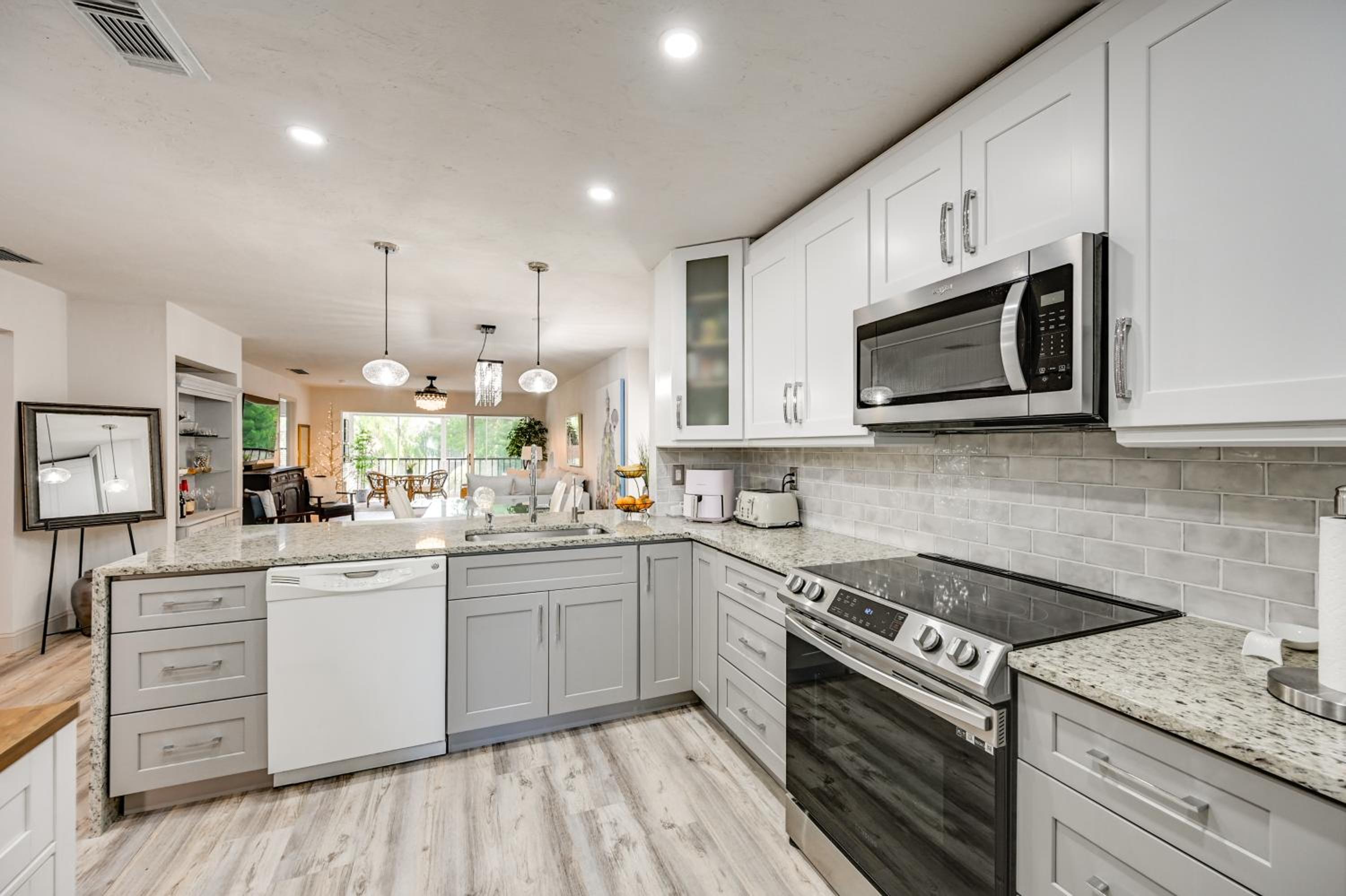 4 Mi to Beach! Naples Snowbird Nest with Pool Access