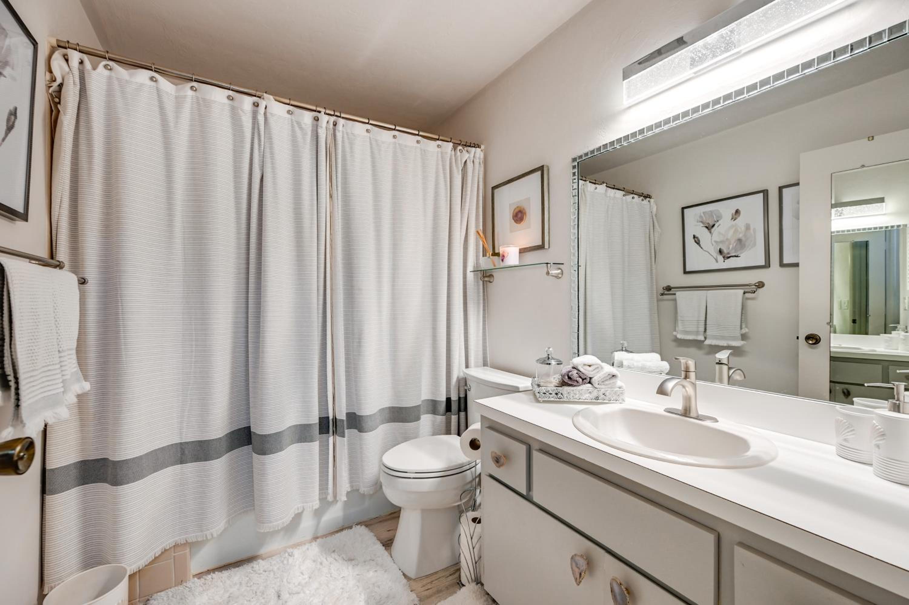 4 Mi to Beach! Naples Snowbird Nest with Pool Access