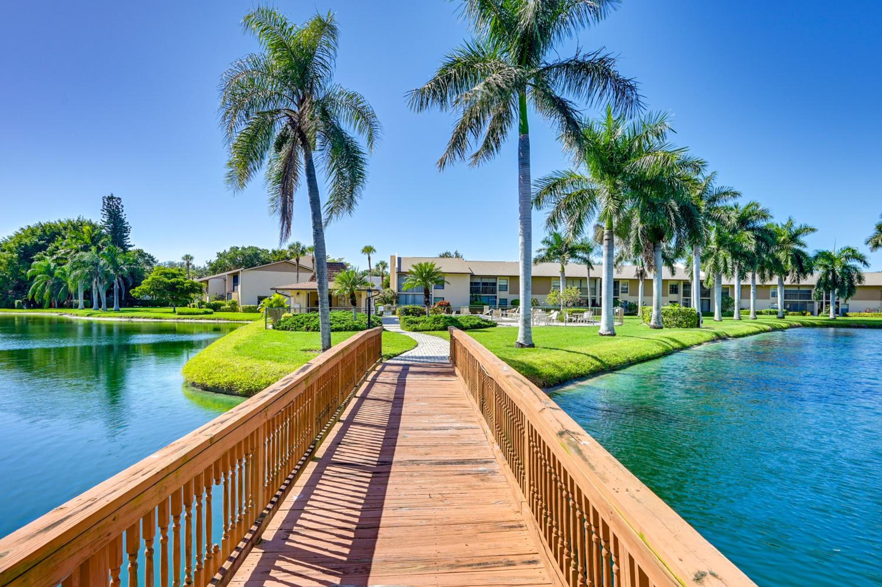 4 Mi to Beach! Naples Snowbird Nest with Pool Access