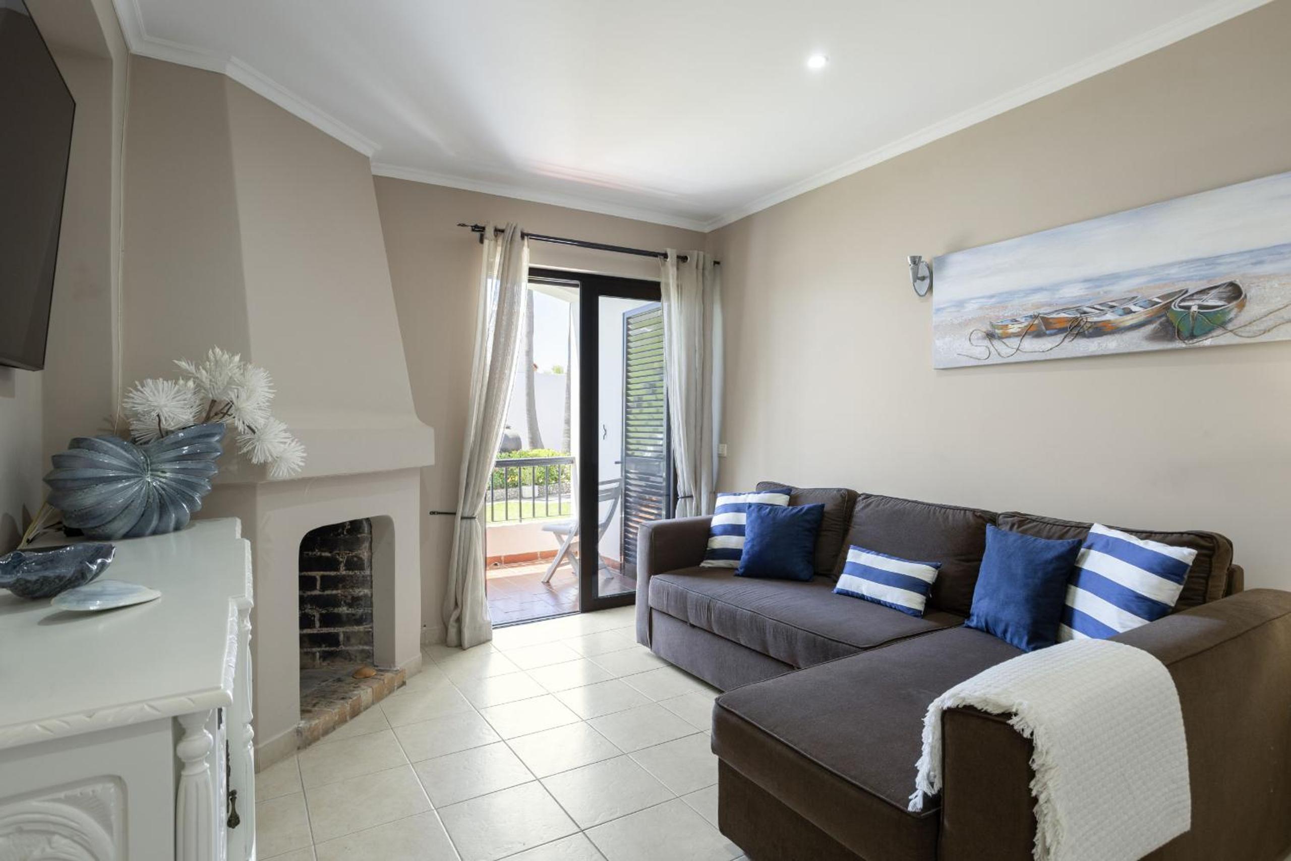 Forte Beach Retreat - 2BR Apartment with Terrace & AC