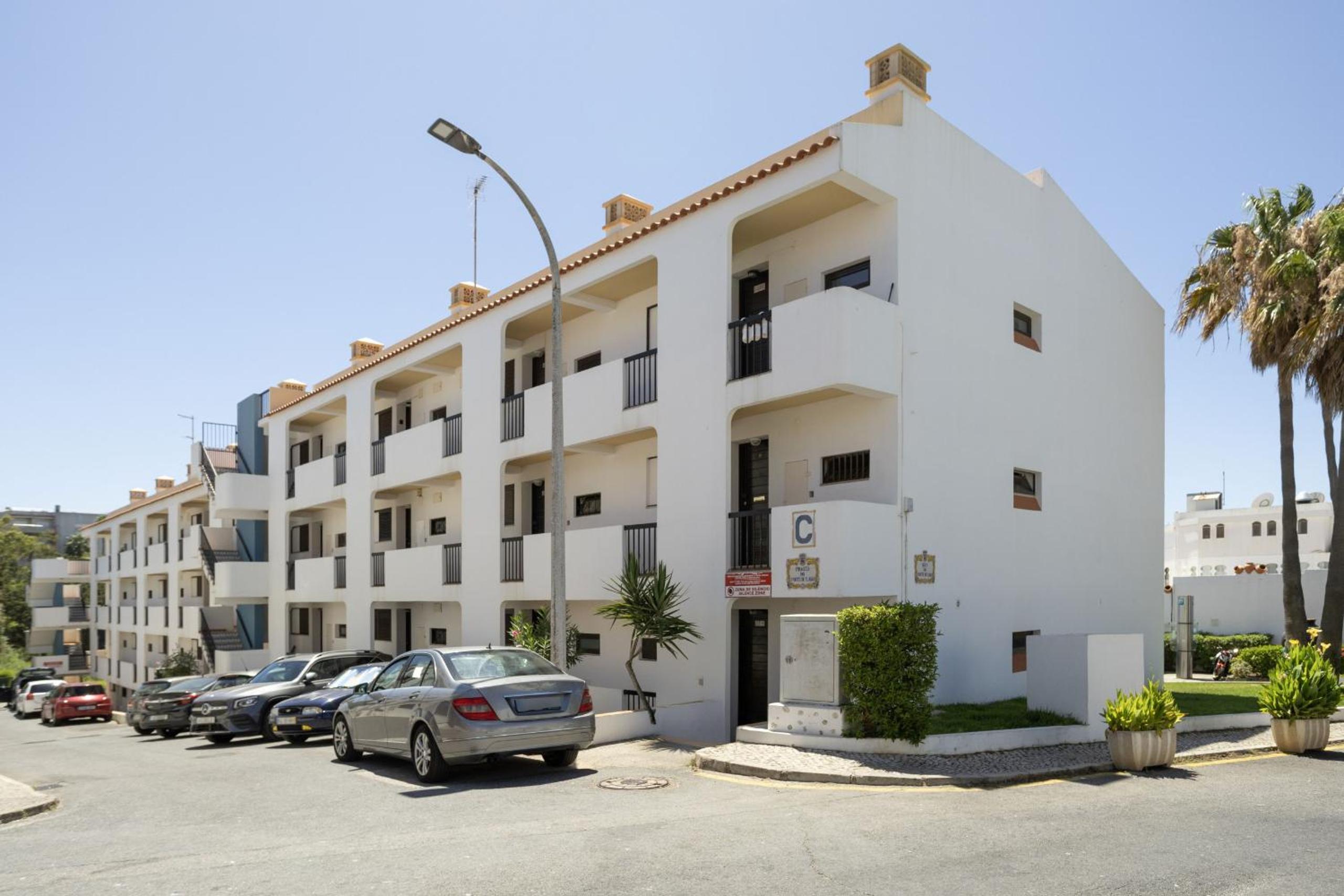 Forte Beach Retreat - 2BR Apartment with Terrace & AC