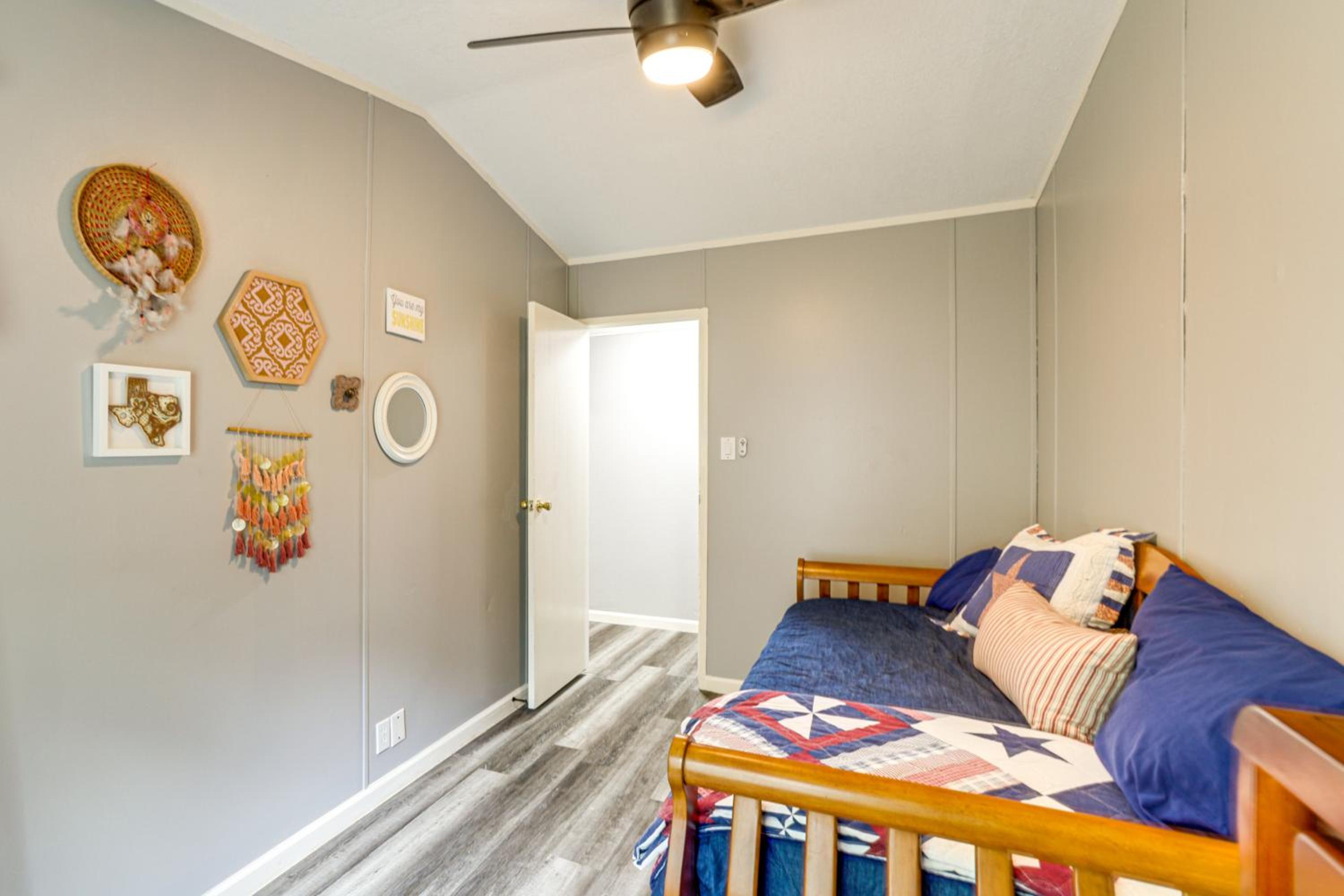 Quiet Country Living! Retreat Near Dtwn Waxahachie