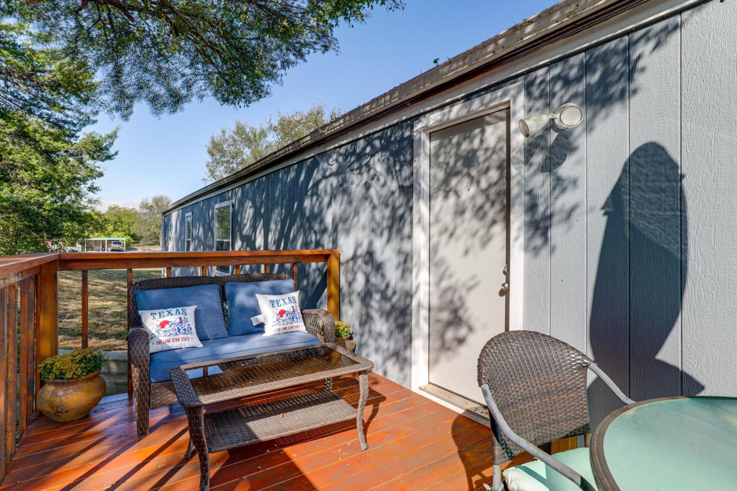 Quiet Country Living! Retreat Near Dtwn Waxahachie