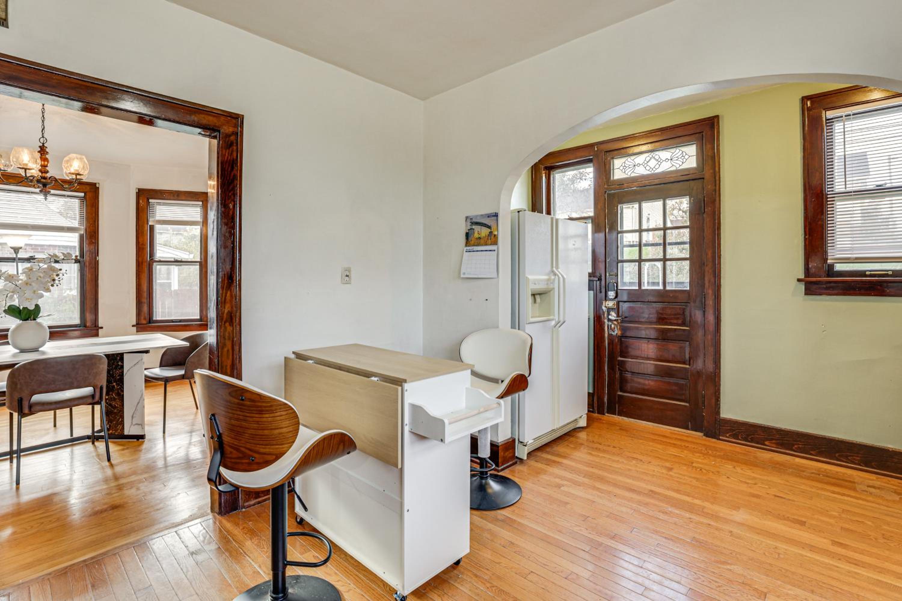 1 Mi to Downtown Dubuque! Spacious Home