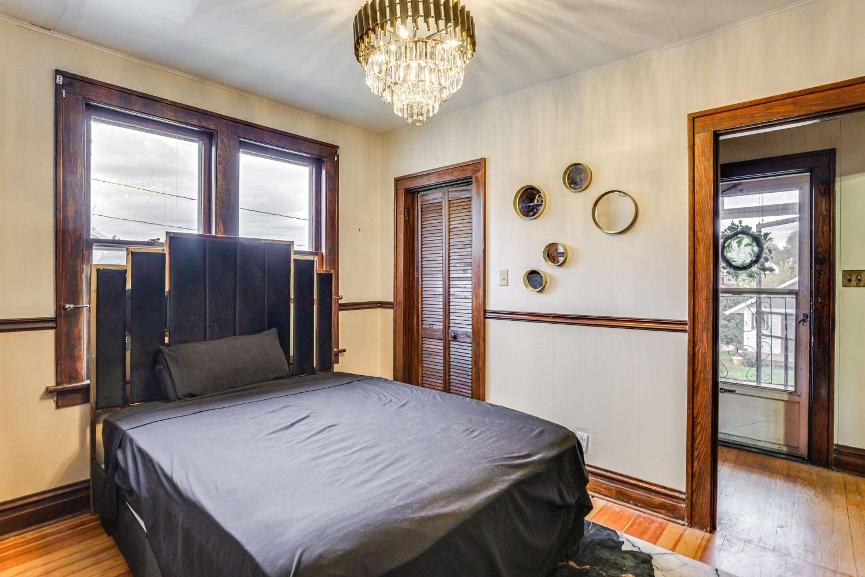 1 Mi to Downtown Dubuque! Spacious Home