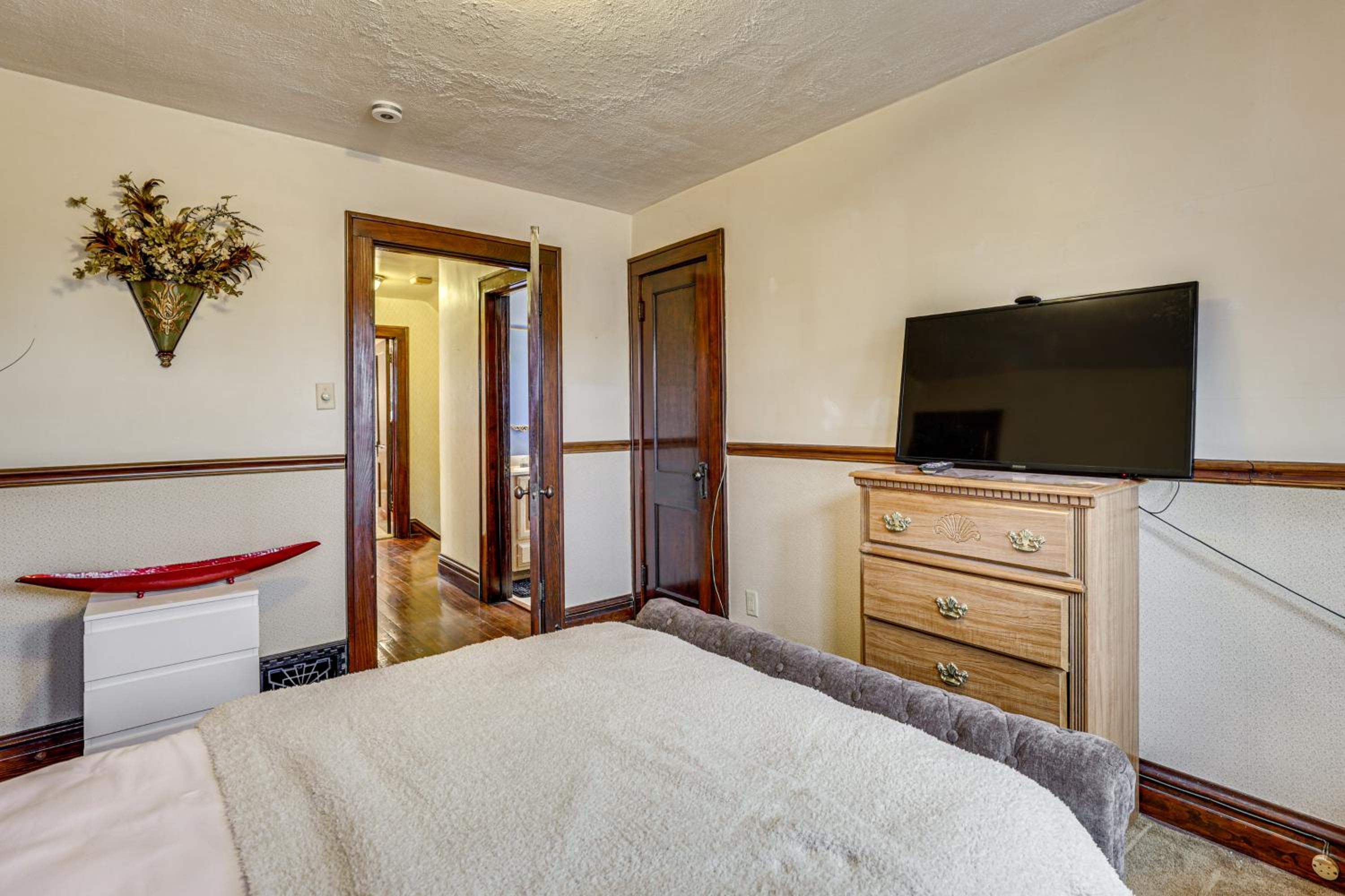 1 Mi to Downtown Dubuque! Spacious Home