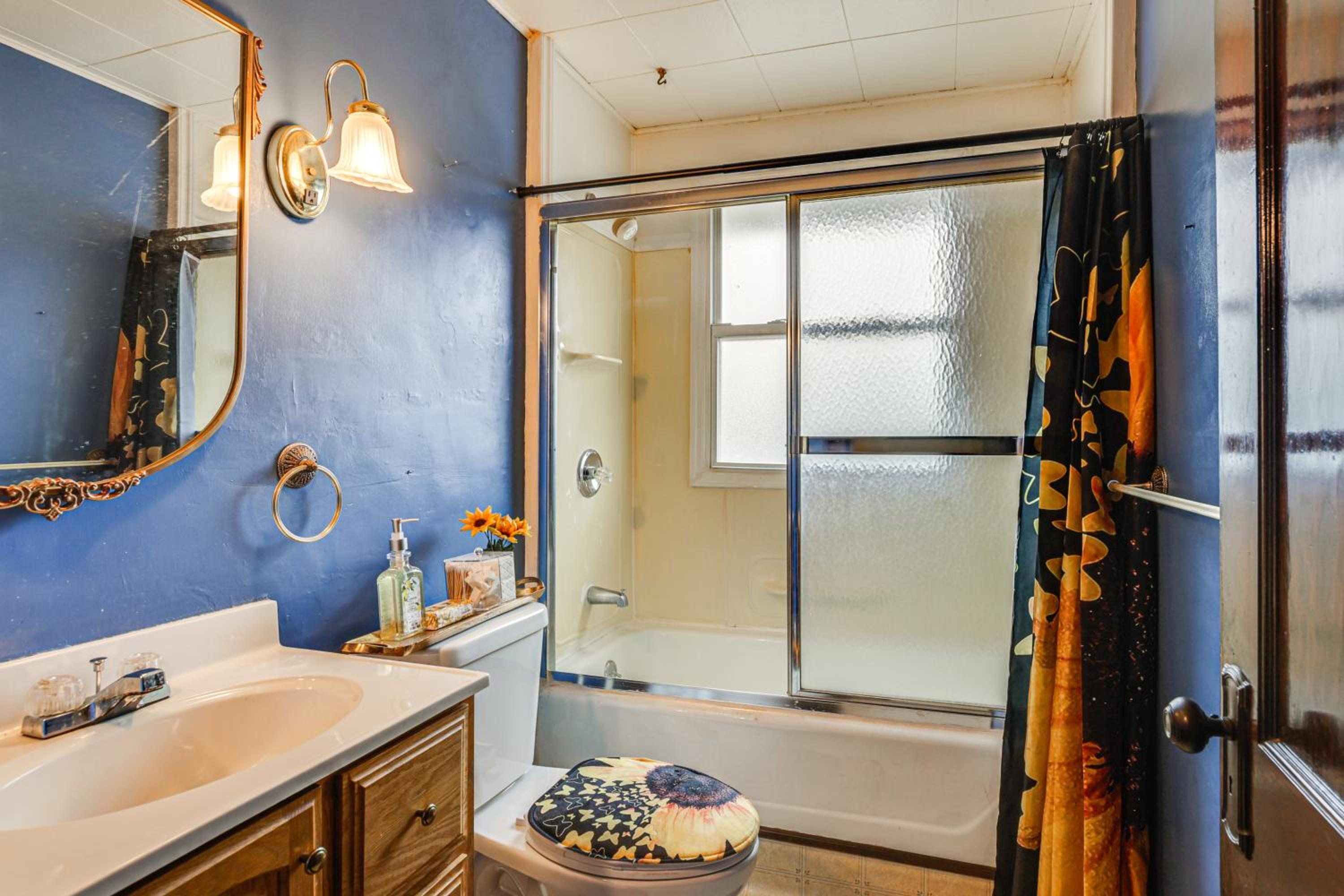 1 Mi to Downtown Dubuque! Spacious Home