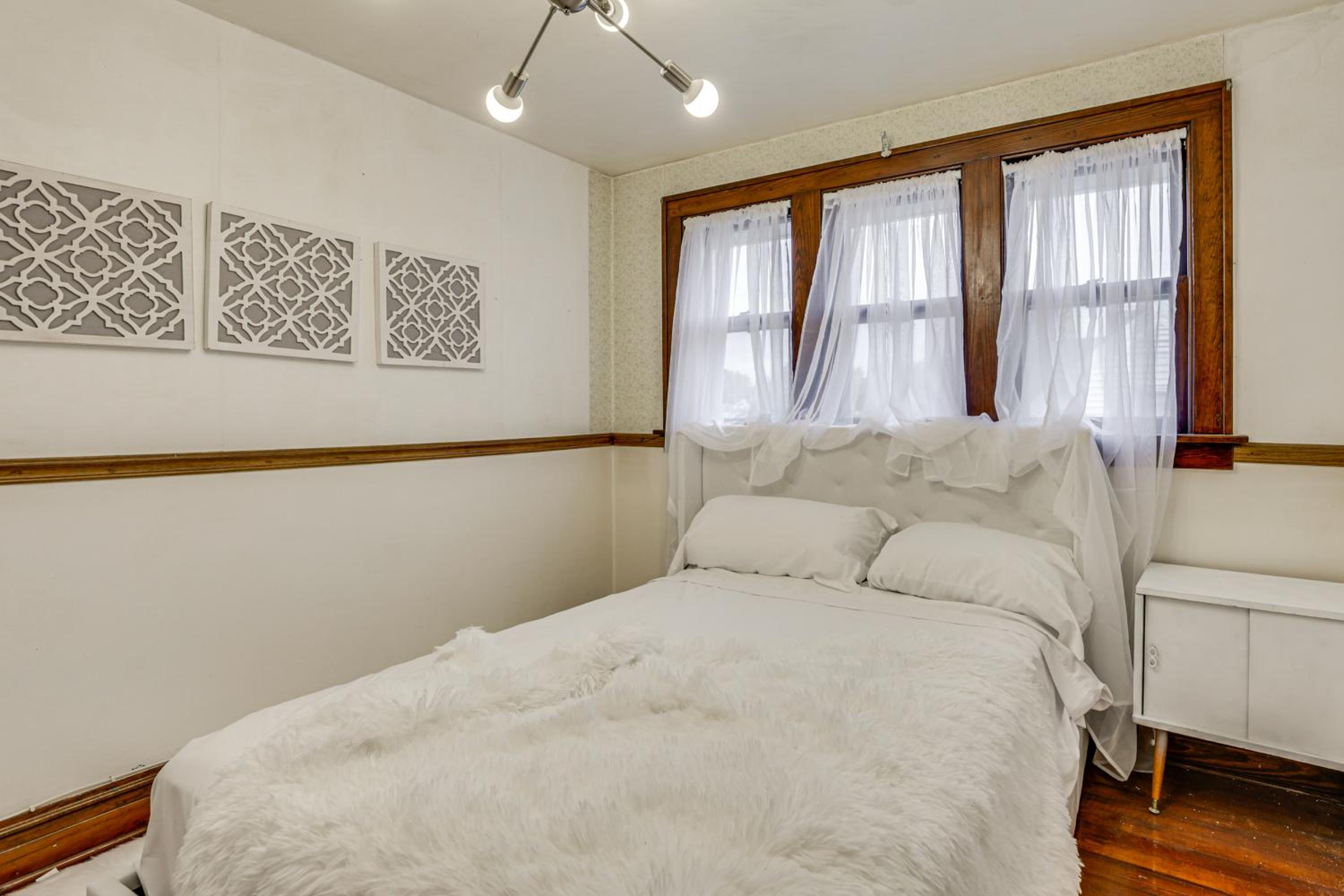 1 Mi to Downtown Dubuque! Spacious Home