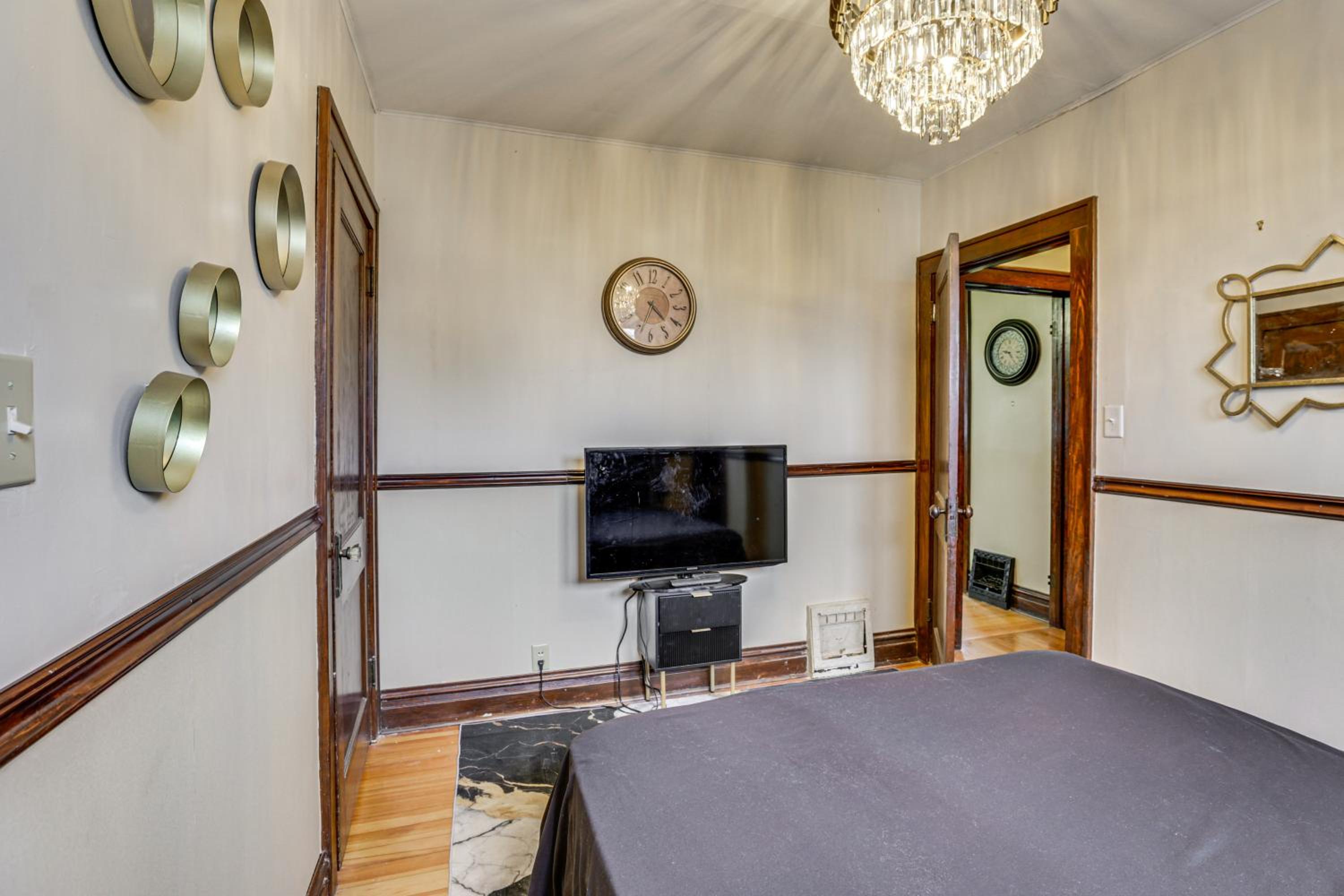 1 Mi to Downtown Dubuque! Spacious Home