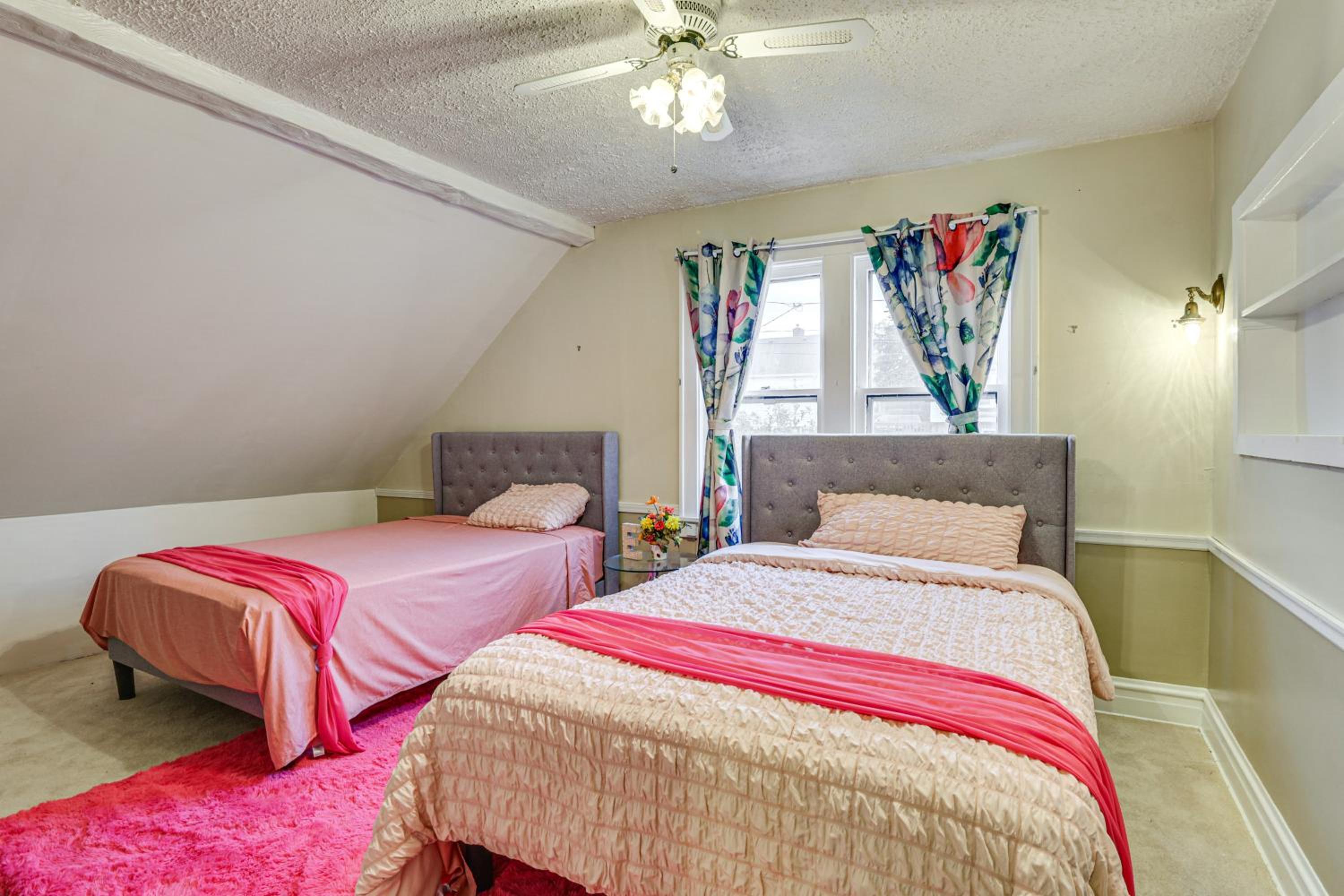 1 Mi to Downtown Dubuque! Spacious Home
