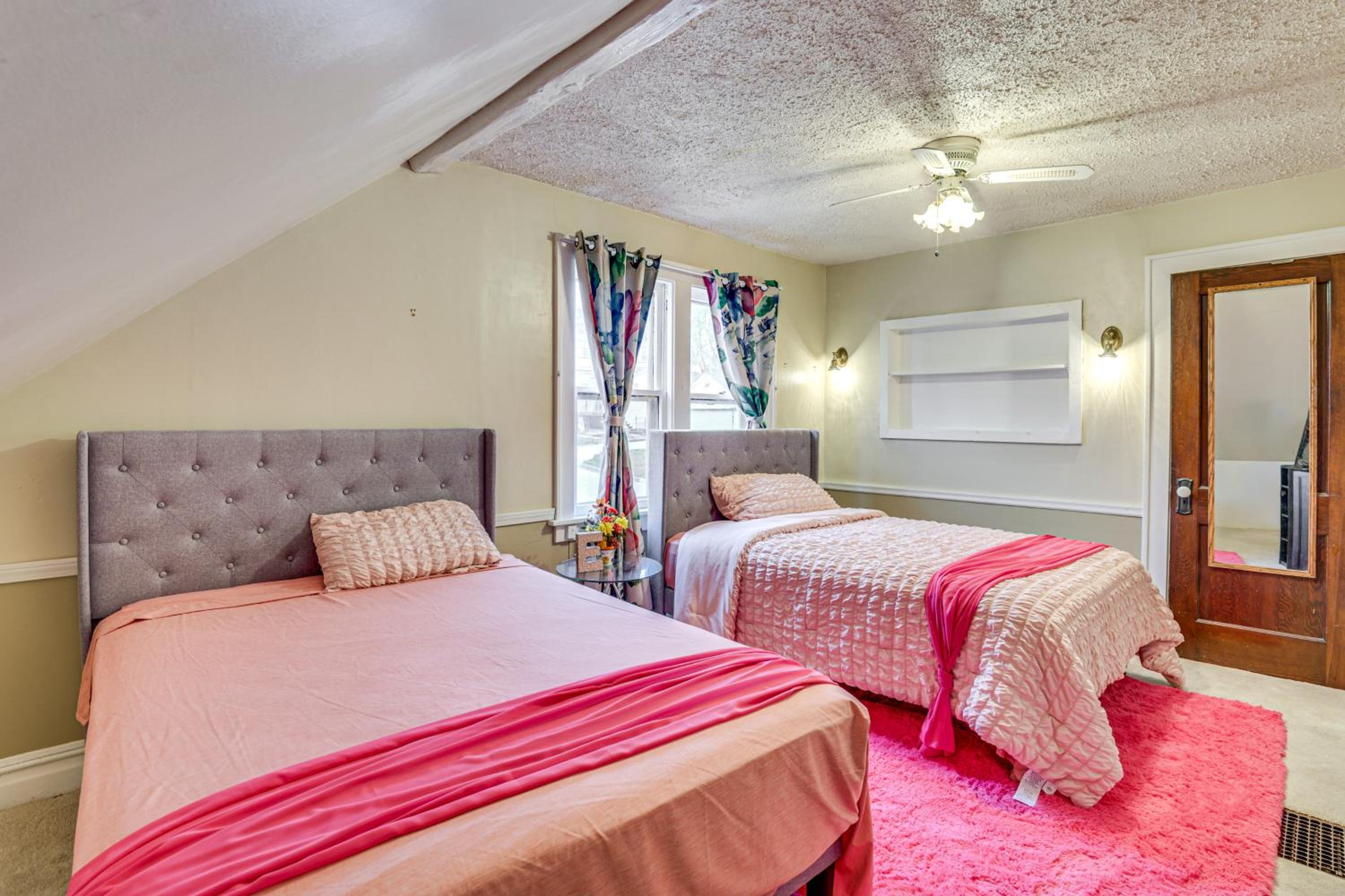 1 Mi to Downtown Dubuque! Spacious Home