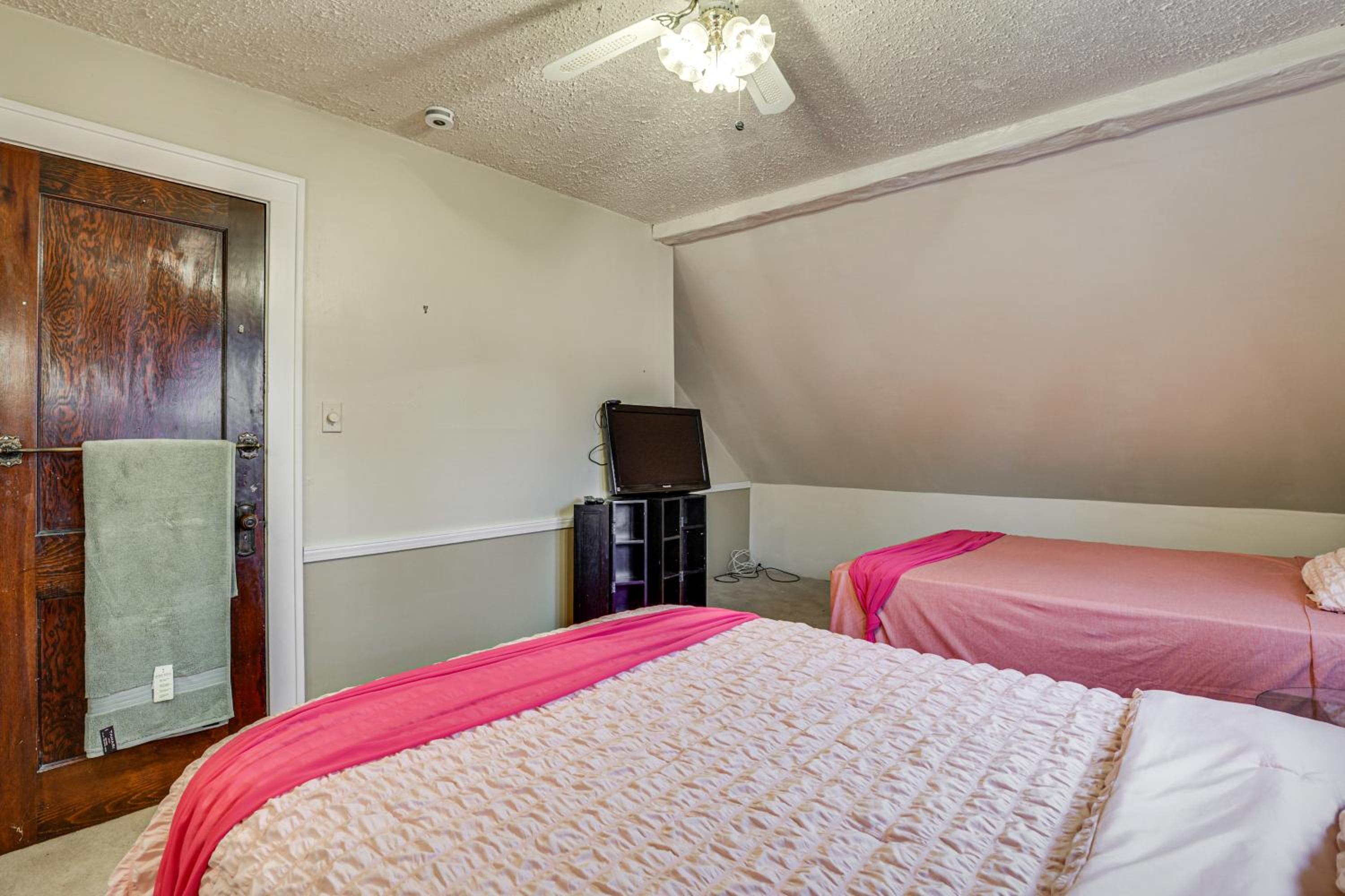 1 Mi to Downtown Dubuque! Spacious Home