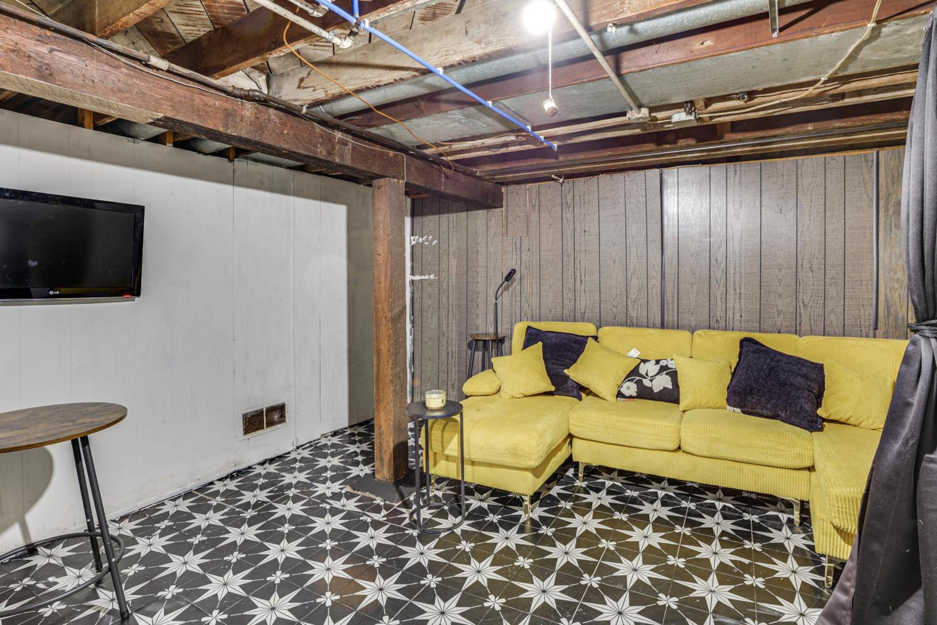 1 Mi to Downtown Dubuque! Spacious Home