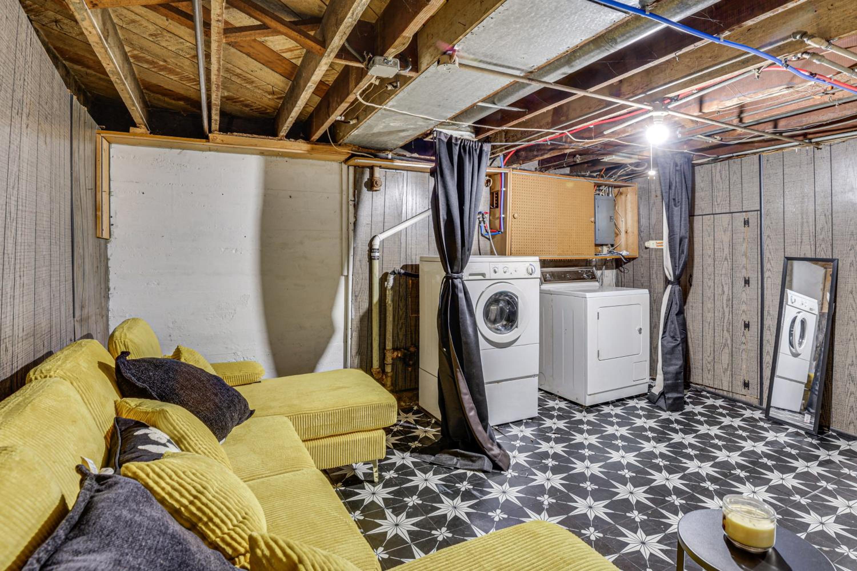 1 Mi to Downtown Dubuque! Spacious Home