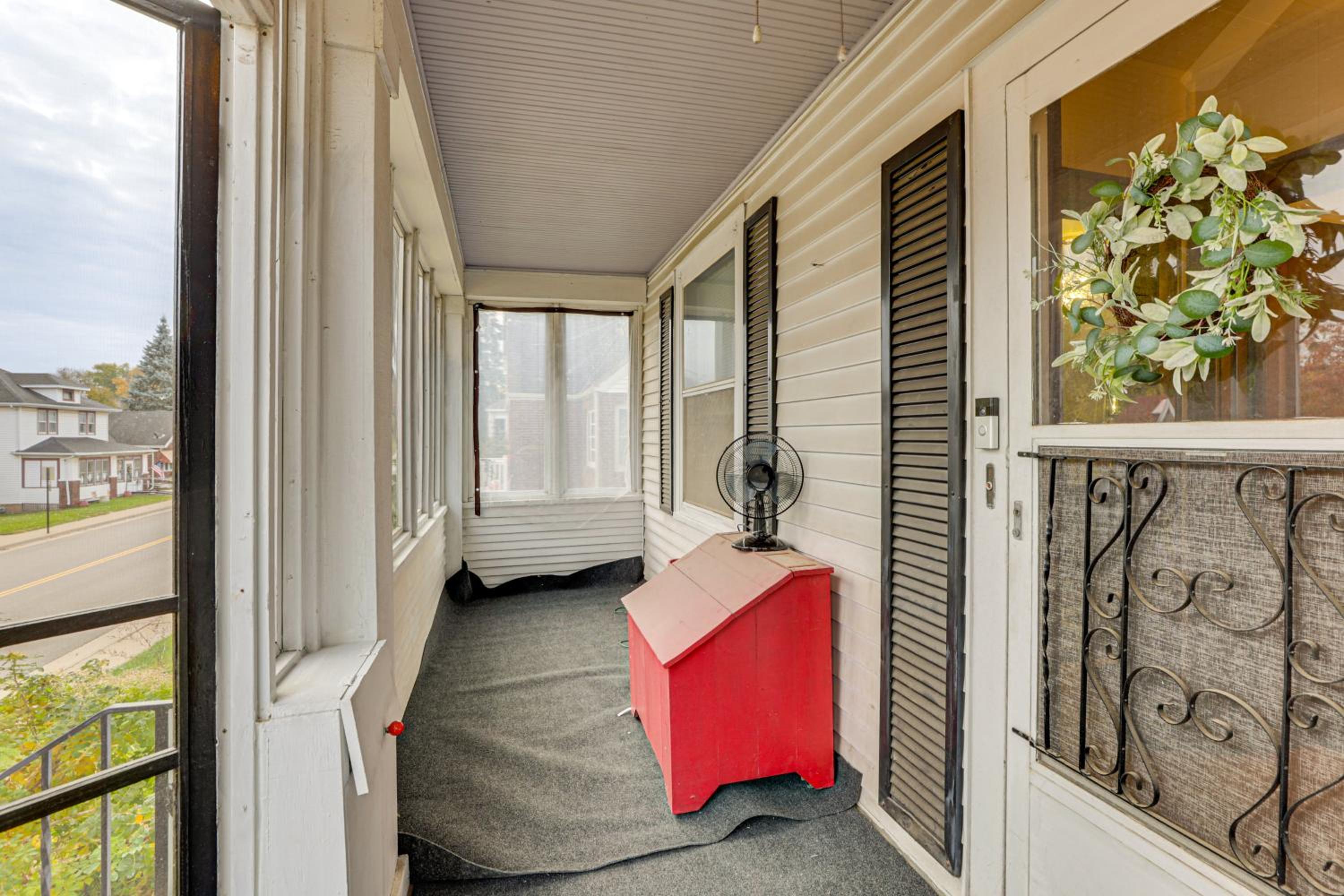 1 Mi to Downtown Dubuque! Spacious Home