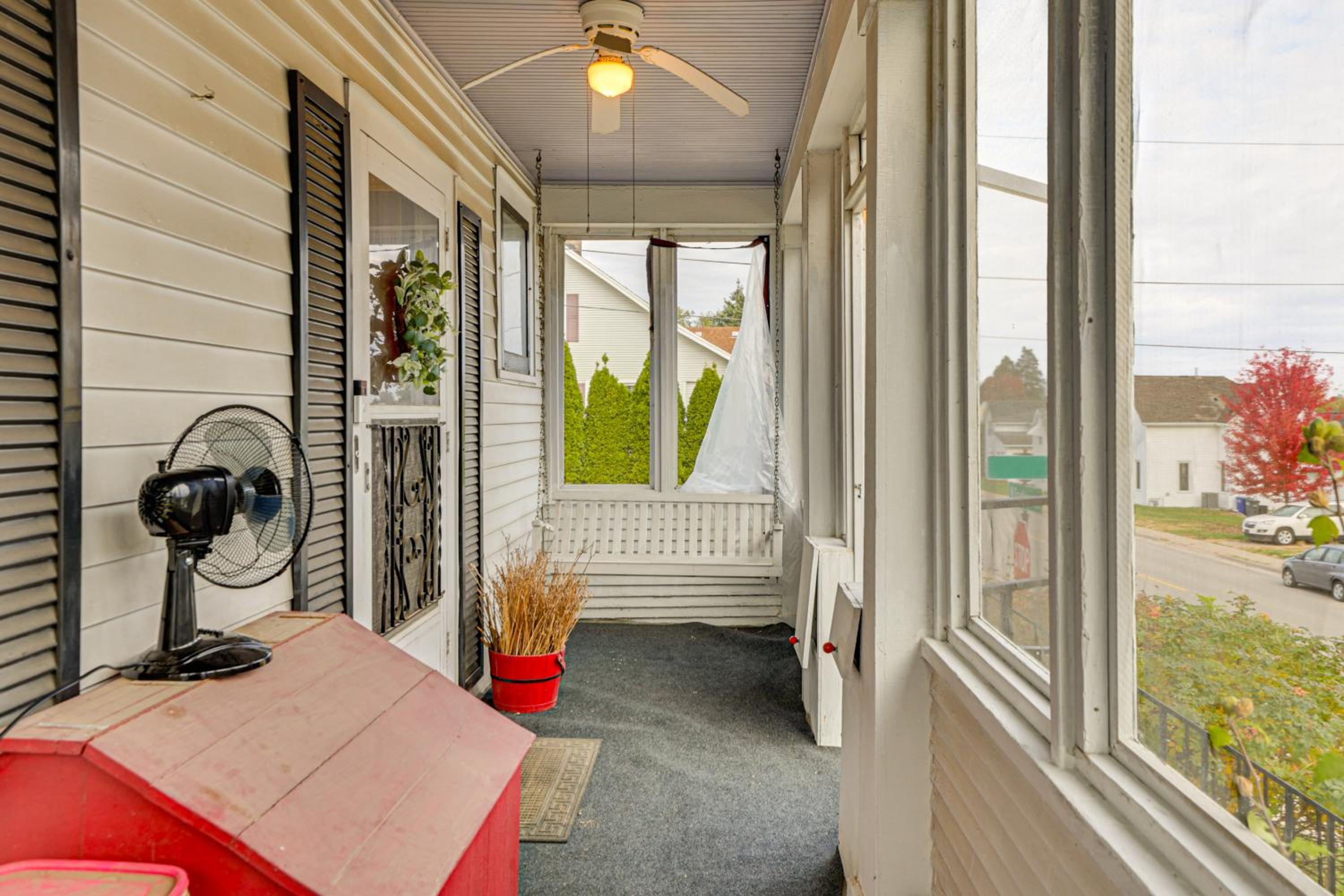 1 Mi to Downtown Dubuque! Spacious Home