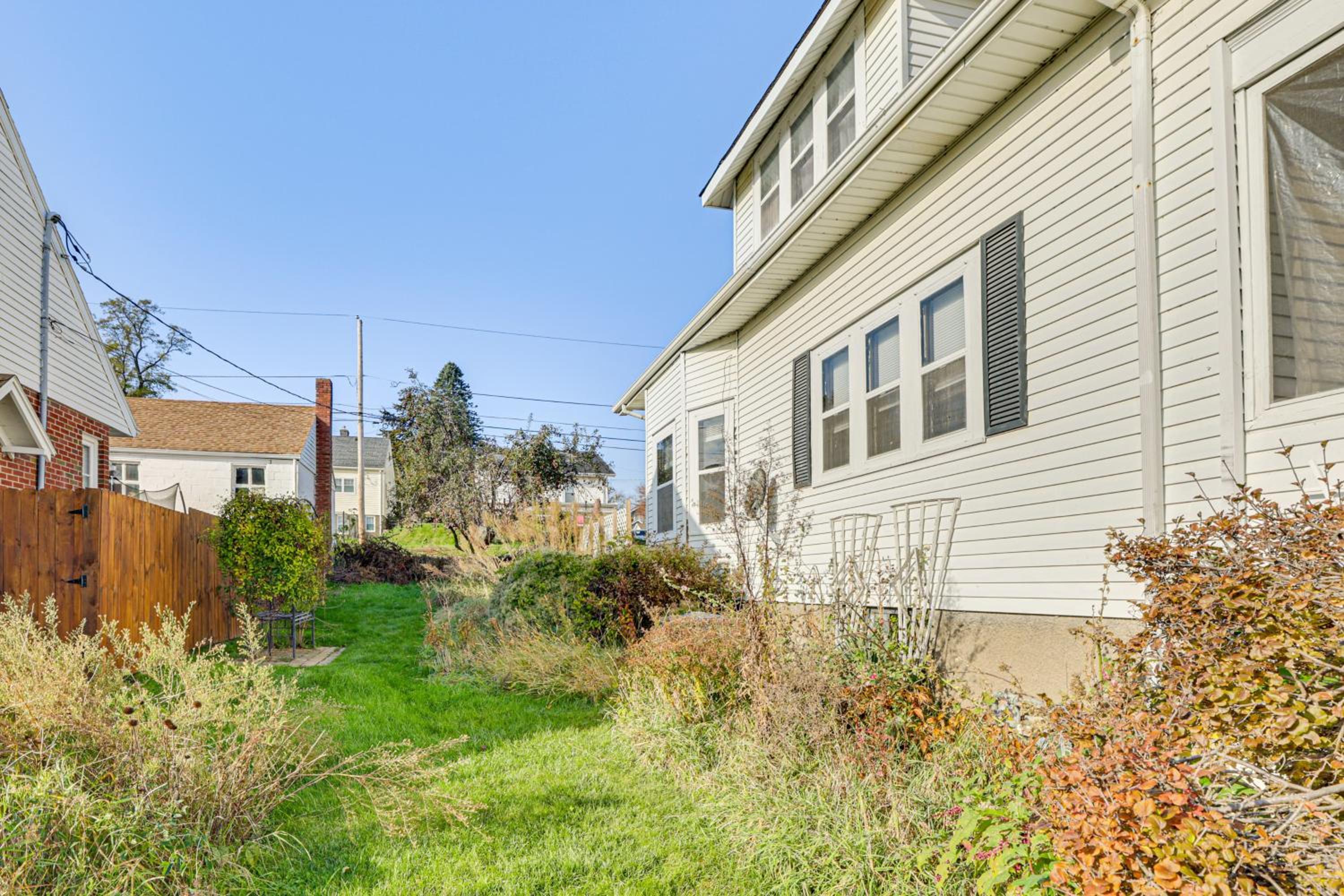 1 Mi to Downtown Dubuque! Spacious Home