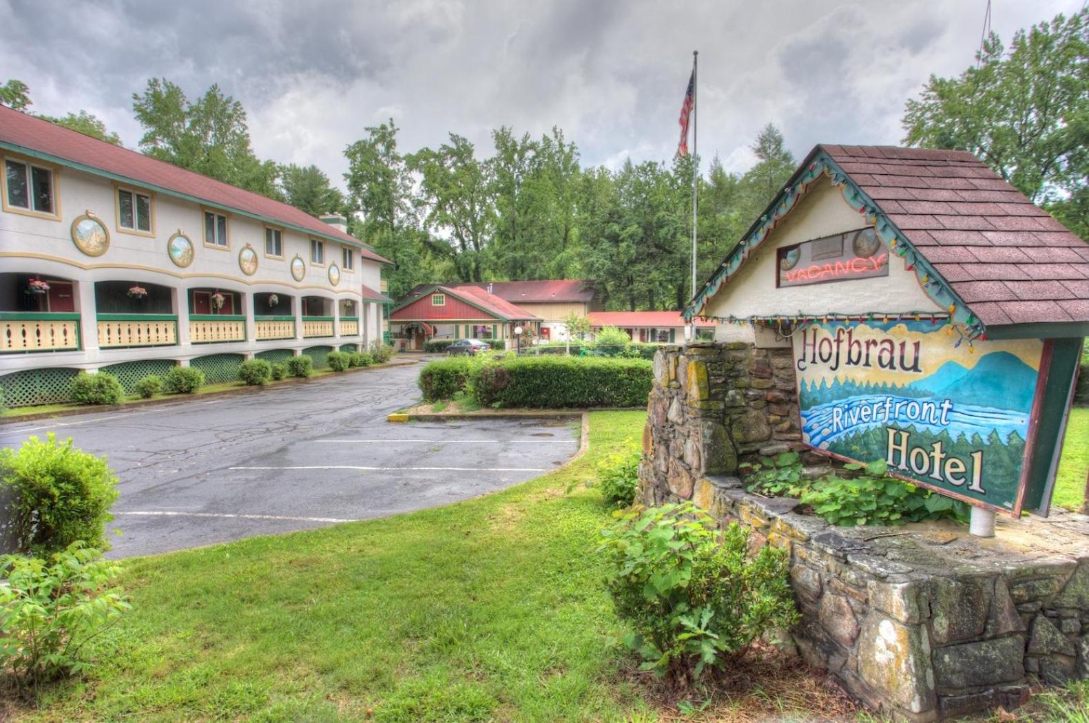 Hofbrau Riverfront Hotel