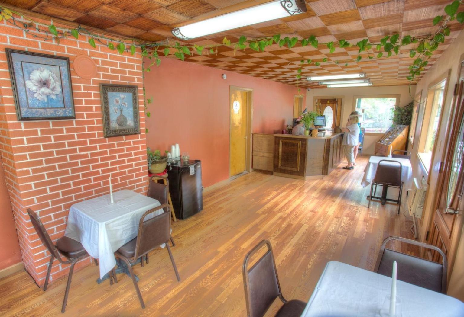 Hofbrau Riverfront Hotel