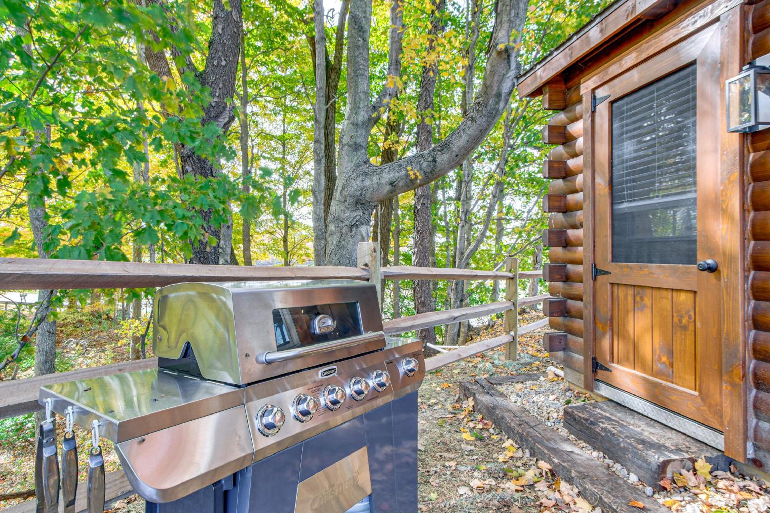 Outdoor Oasis with Fire Pit and Dock Galion Log Cabin