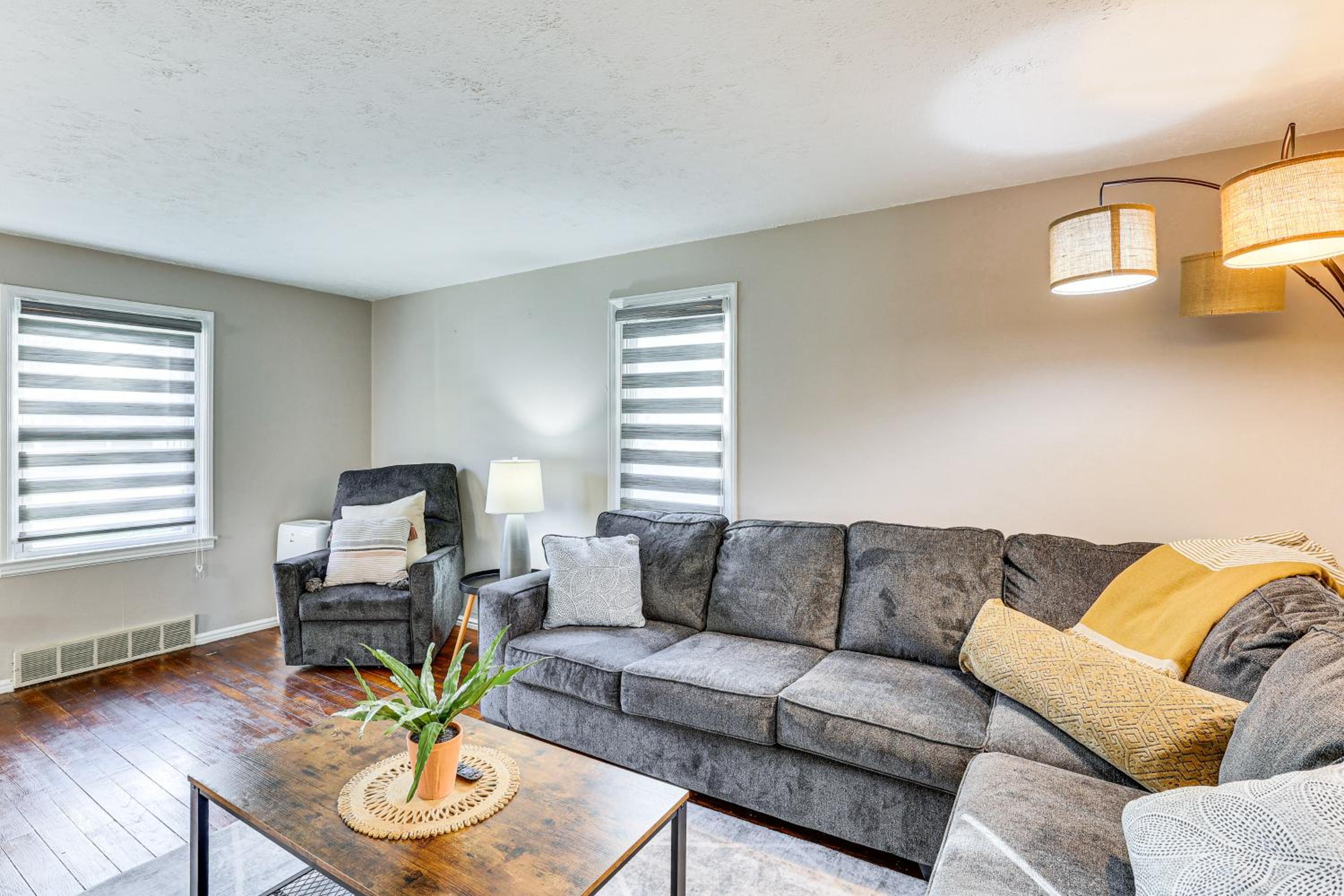 Cozy Home 4 Mi to YSU Campus Penguins Welcome!