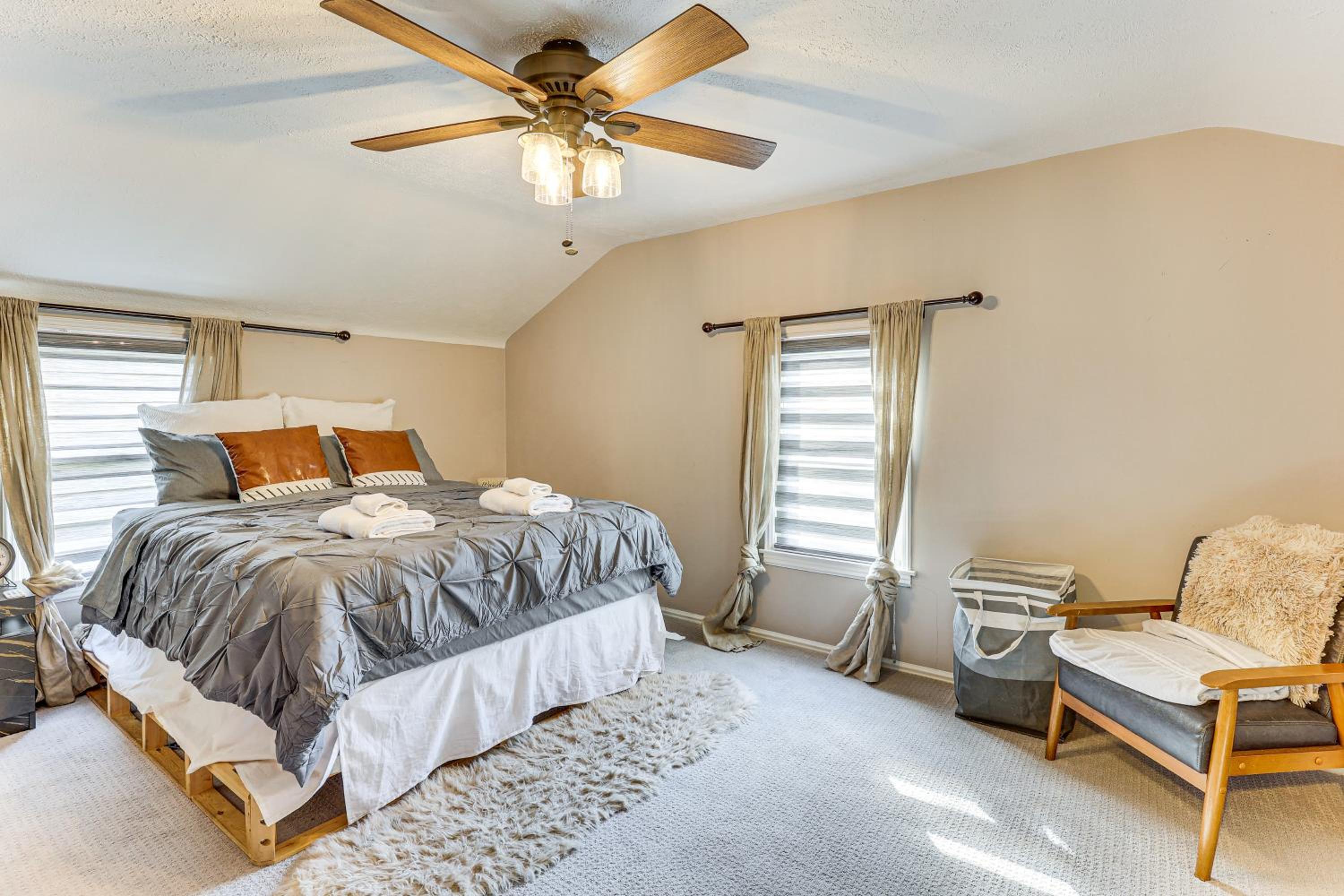 Cozy Home 4 Mi to YSU Campus Penguins Welcome!