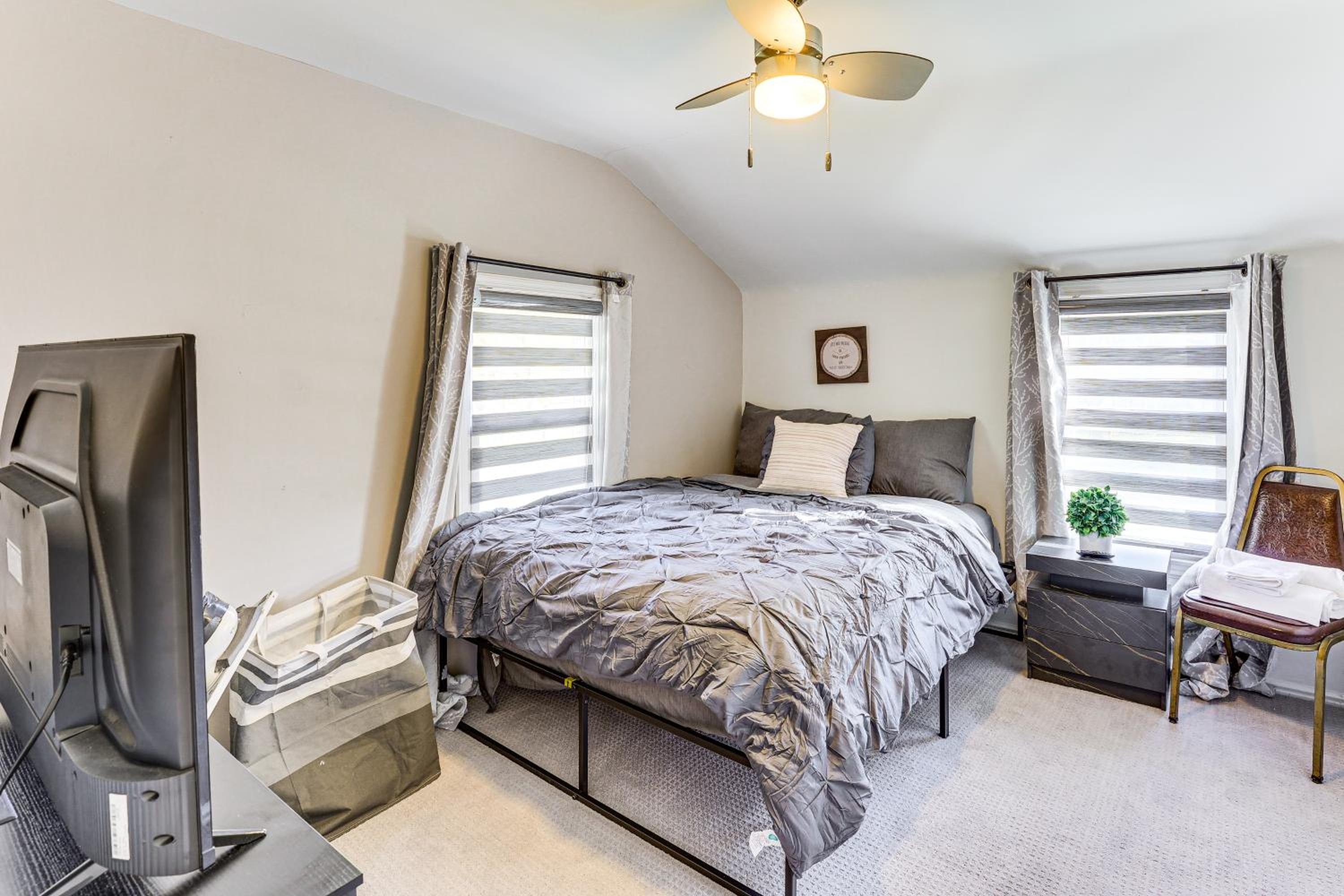 Cozy Home 4 Mi to YSU Campus Penguins Welcome!