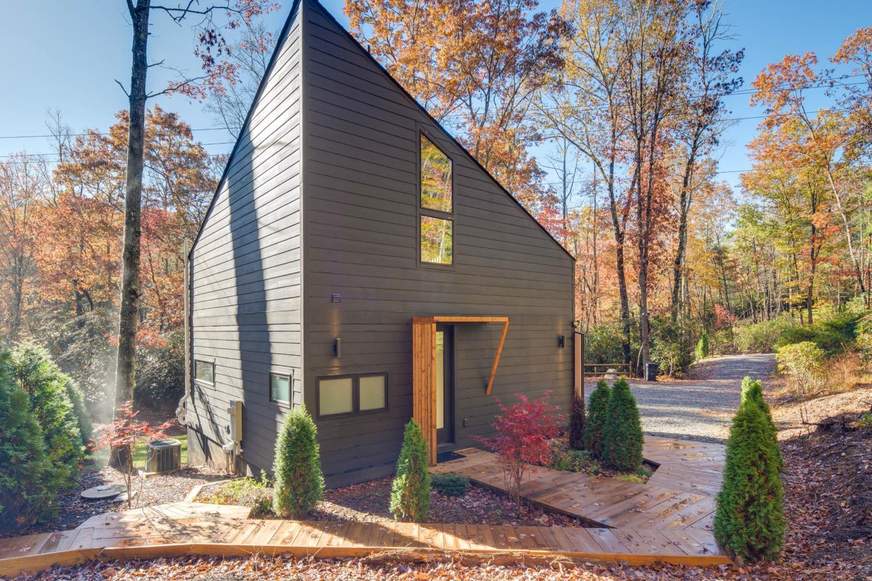 4 Mi to Dtwn Brevard Modern Pisgah Forest Getaway