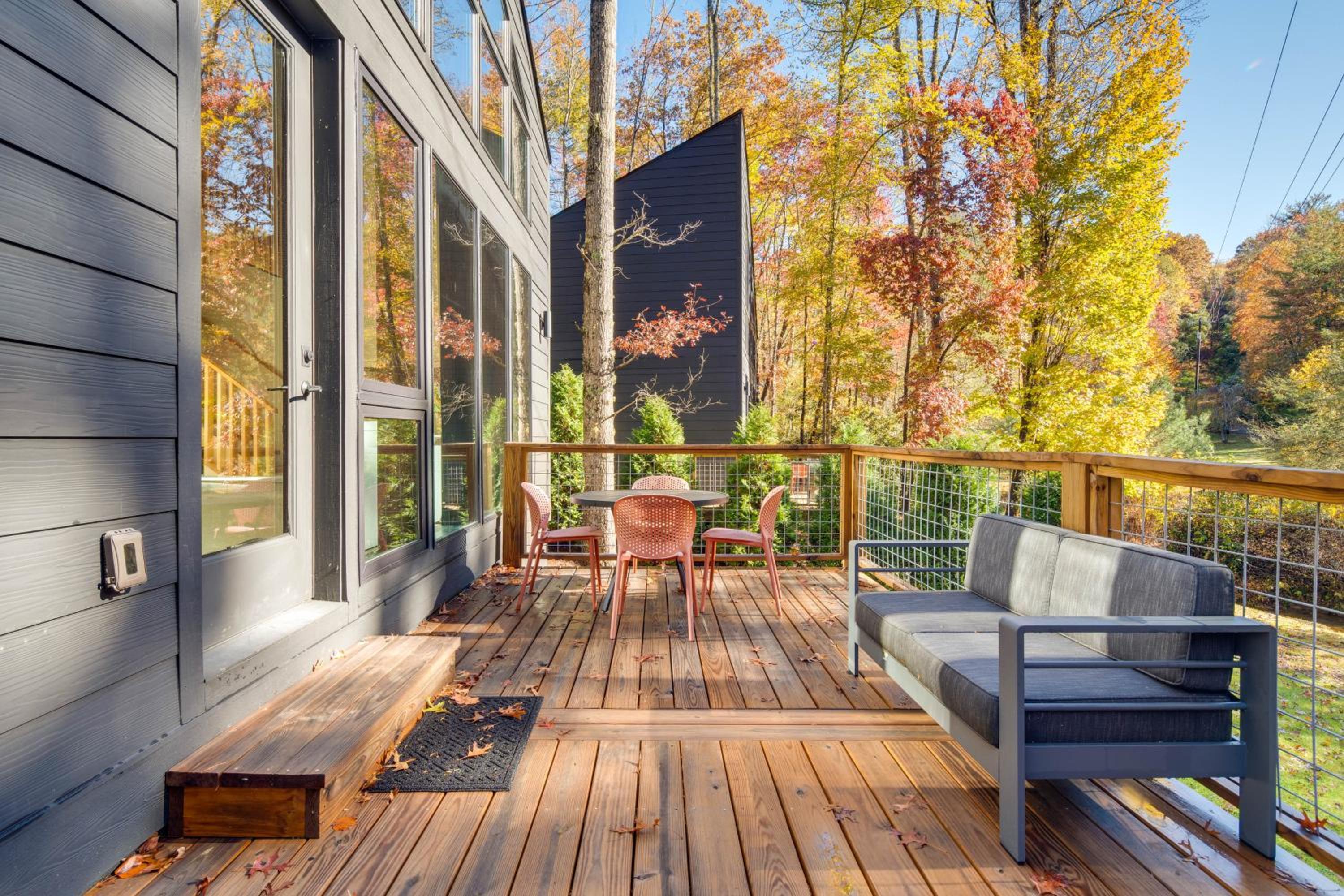 4 Mi to Dtwn Brevard Modern Pisgah Forest Getaway
