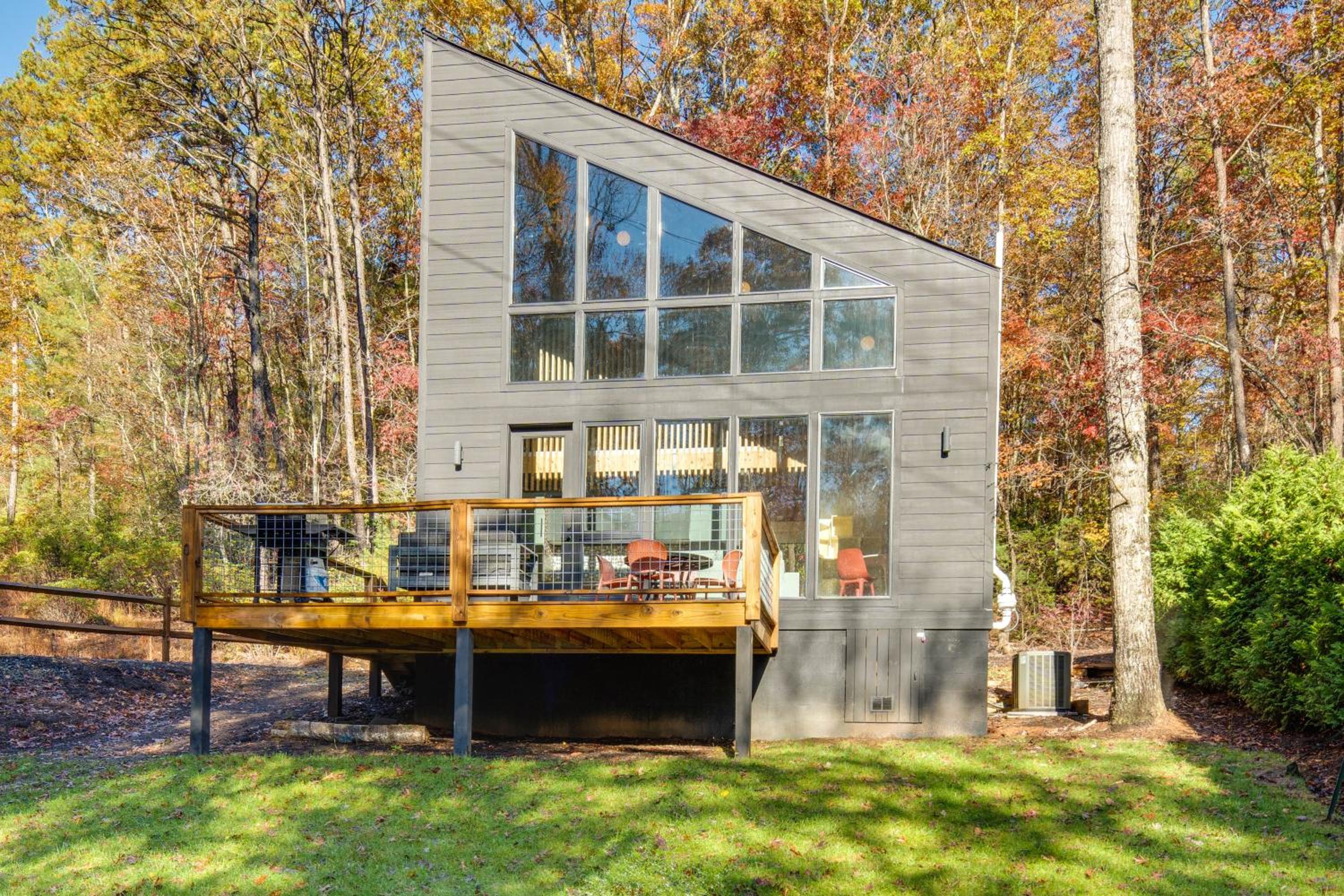 4 Mi to Dtwn Brevard Modern Pisgah Forest Getaway