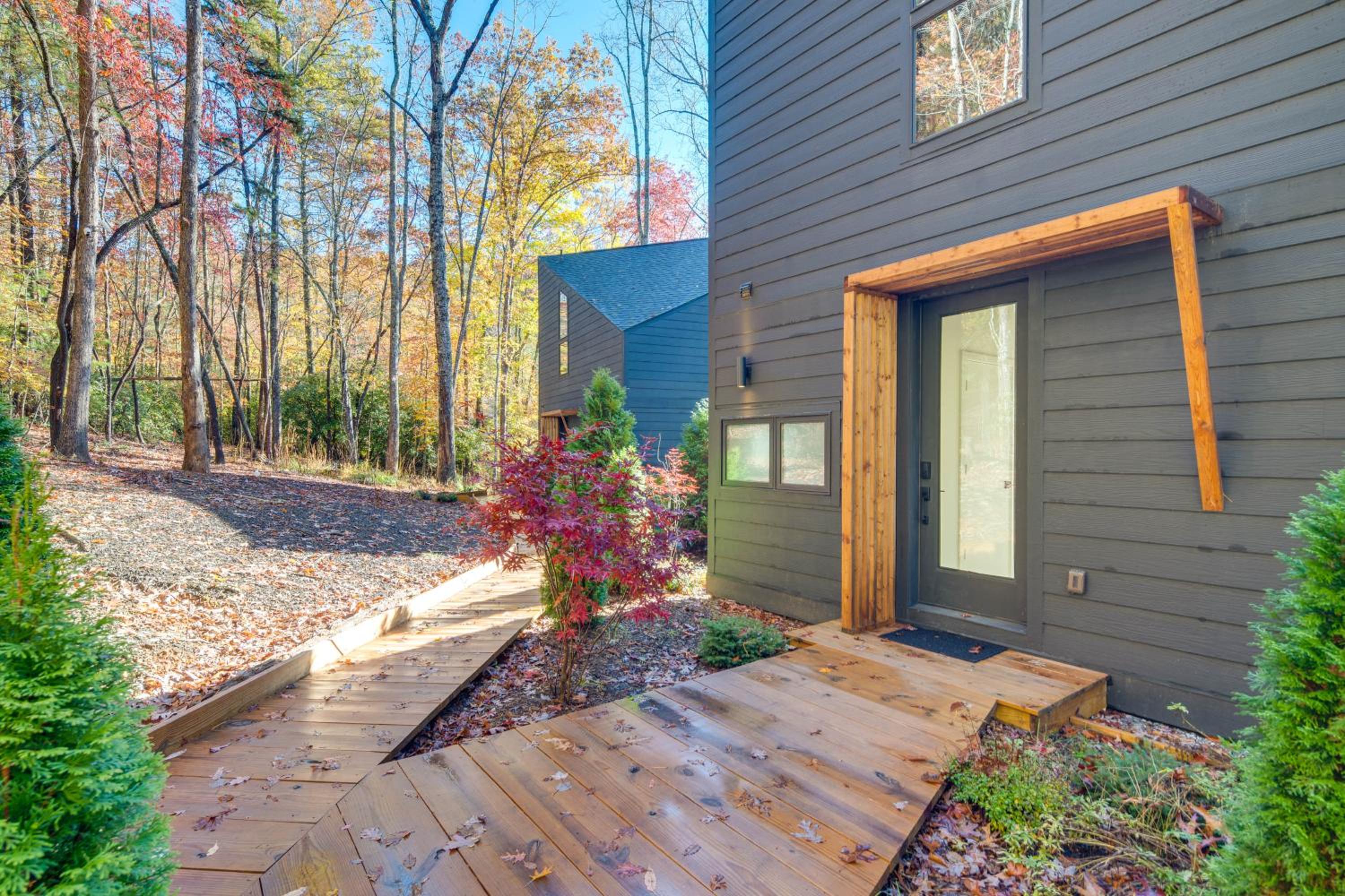 4 Mi to Dtwn Brevard Modern Pisgah Forest Getaway