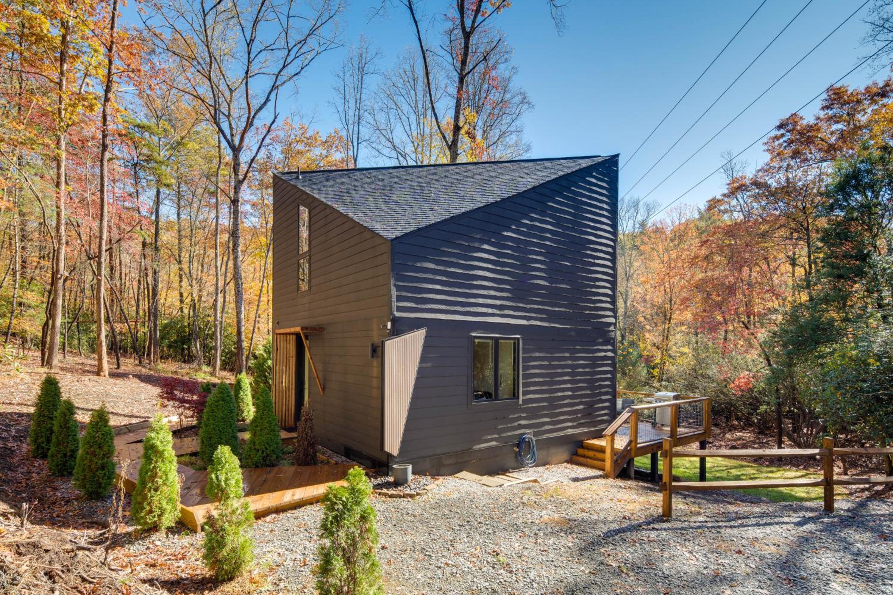 4 Mi to Dtwn Brevard Modern Pisgah Forest Getaway