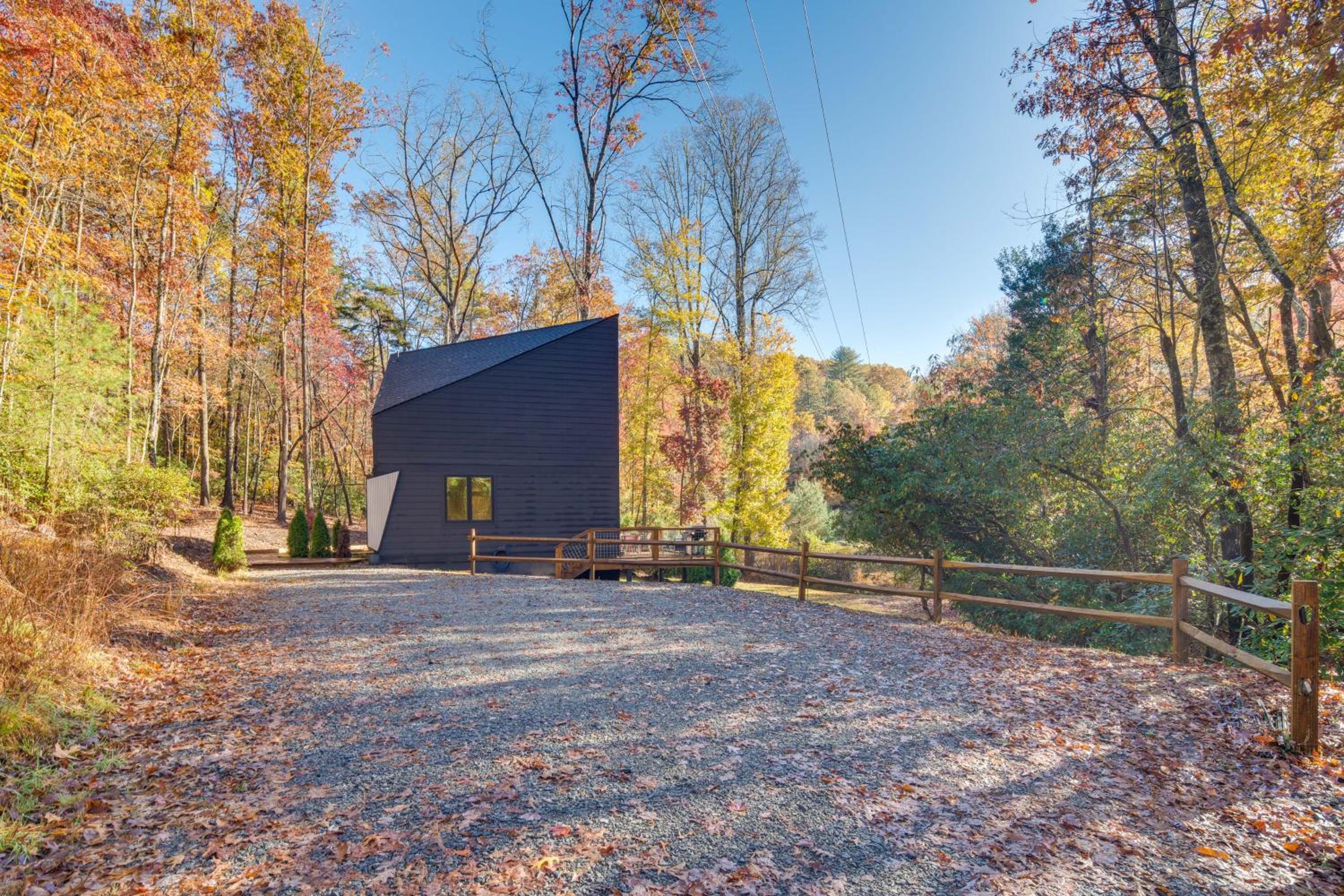 4 Mi to Dtwn Brevard Modern Pisgah Forest Getaway