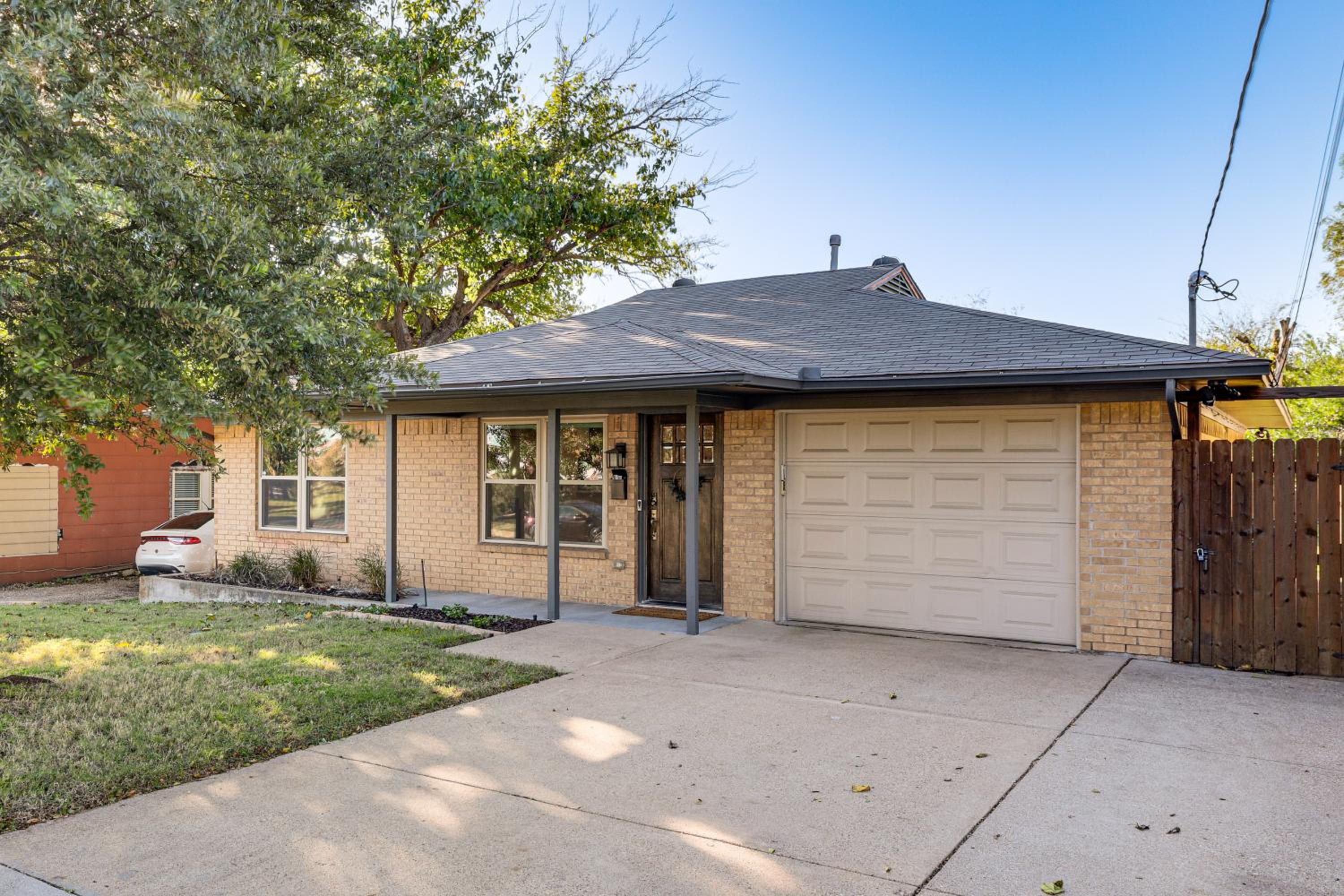 Dog-Friendly Dallas Home with Fenced Yard!