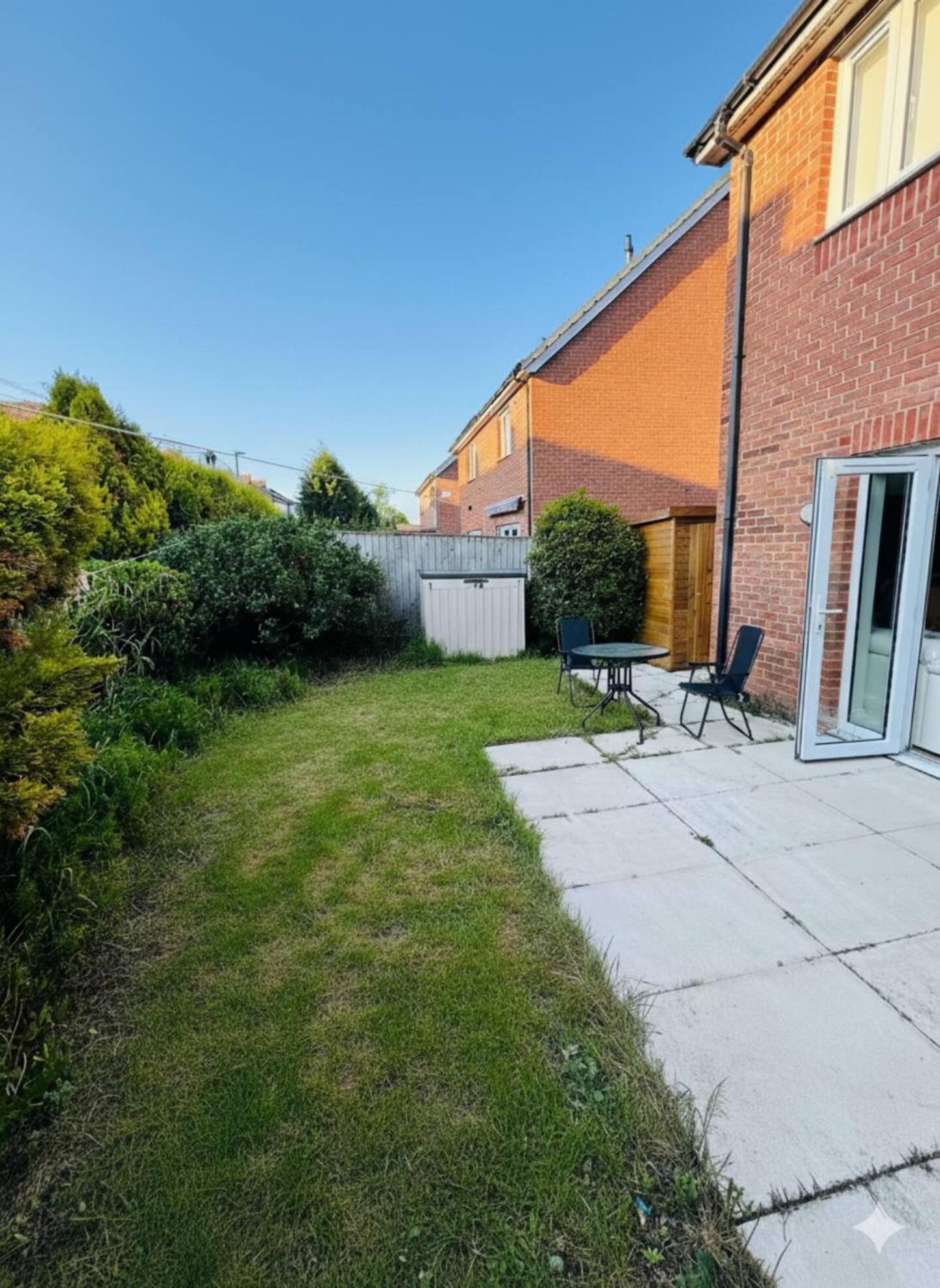 Large 3 Bed Home - Coop Live -Free parking