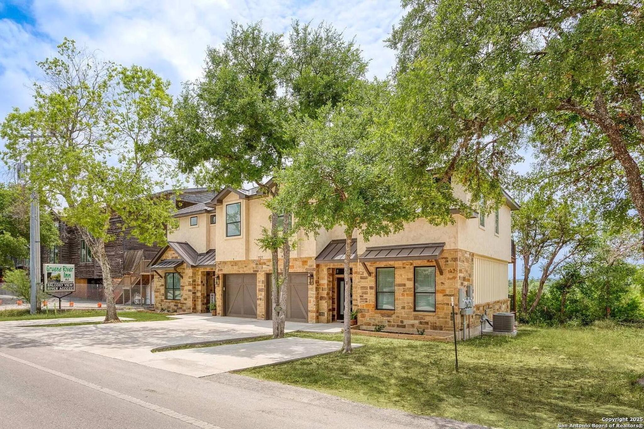 Riverside Luxury A/B, Sleeps 12!